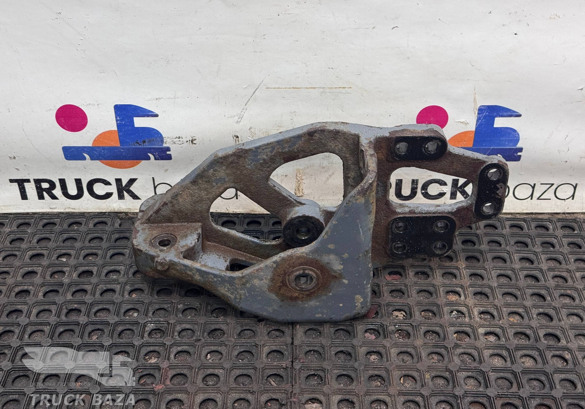 1606969 Кронштейн рессоры передней левый