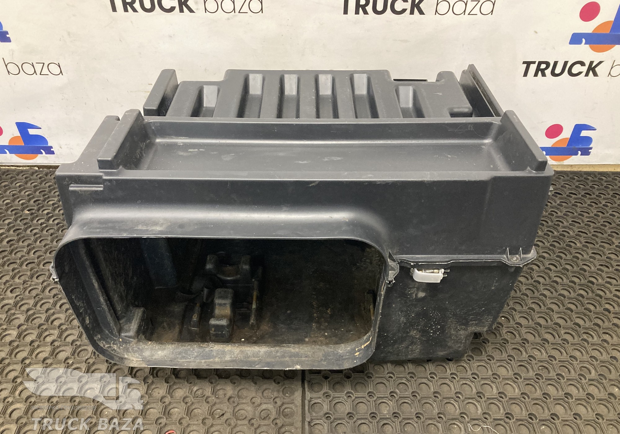 1368671 Ящик инструментальный левый