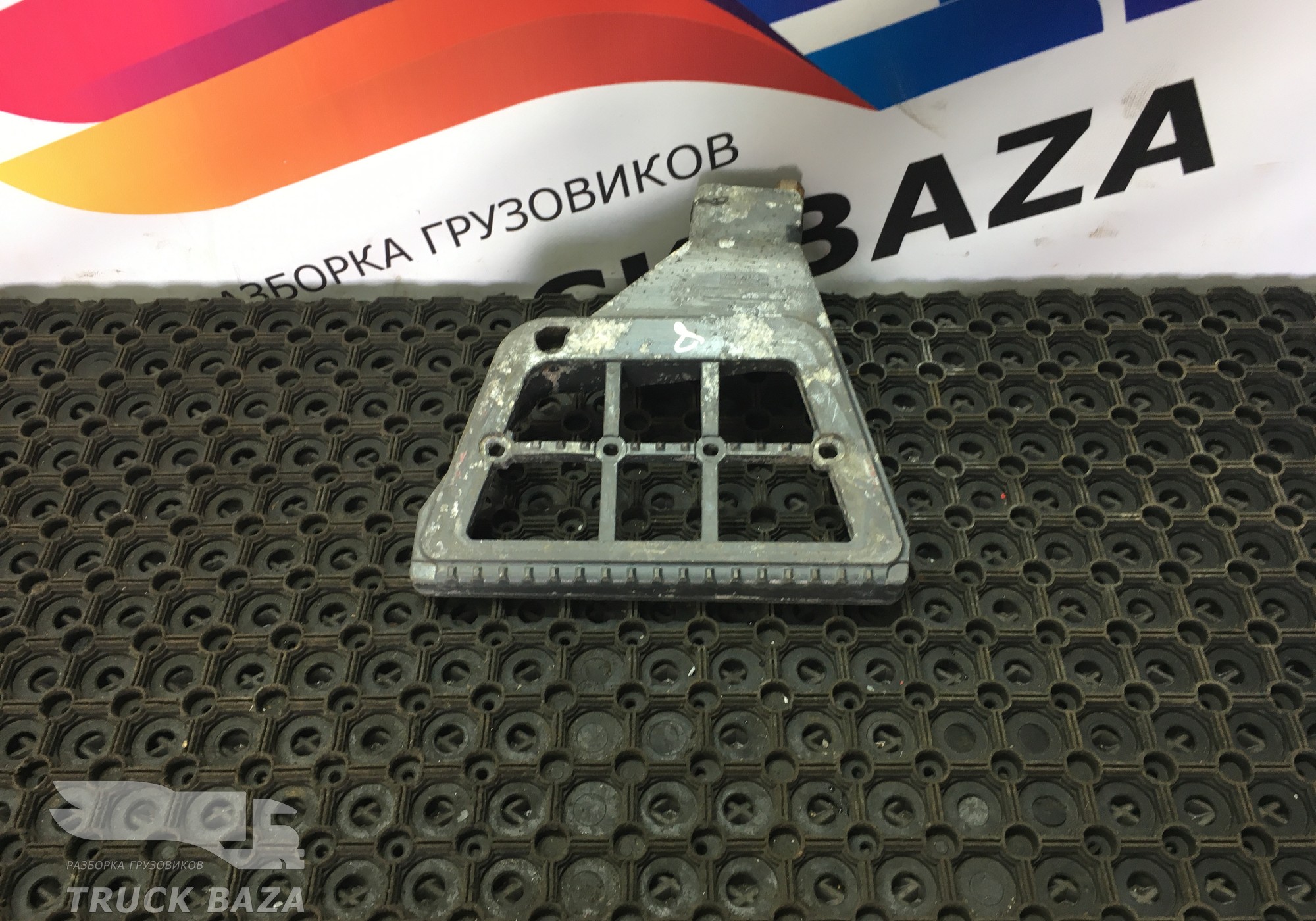 1641631 Кронштейн подножки правый для Daf