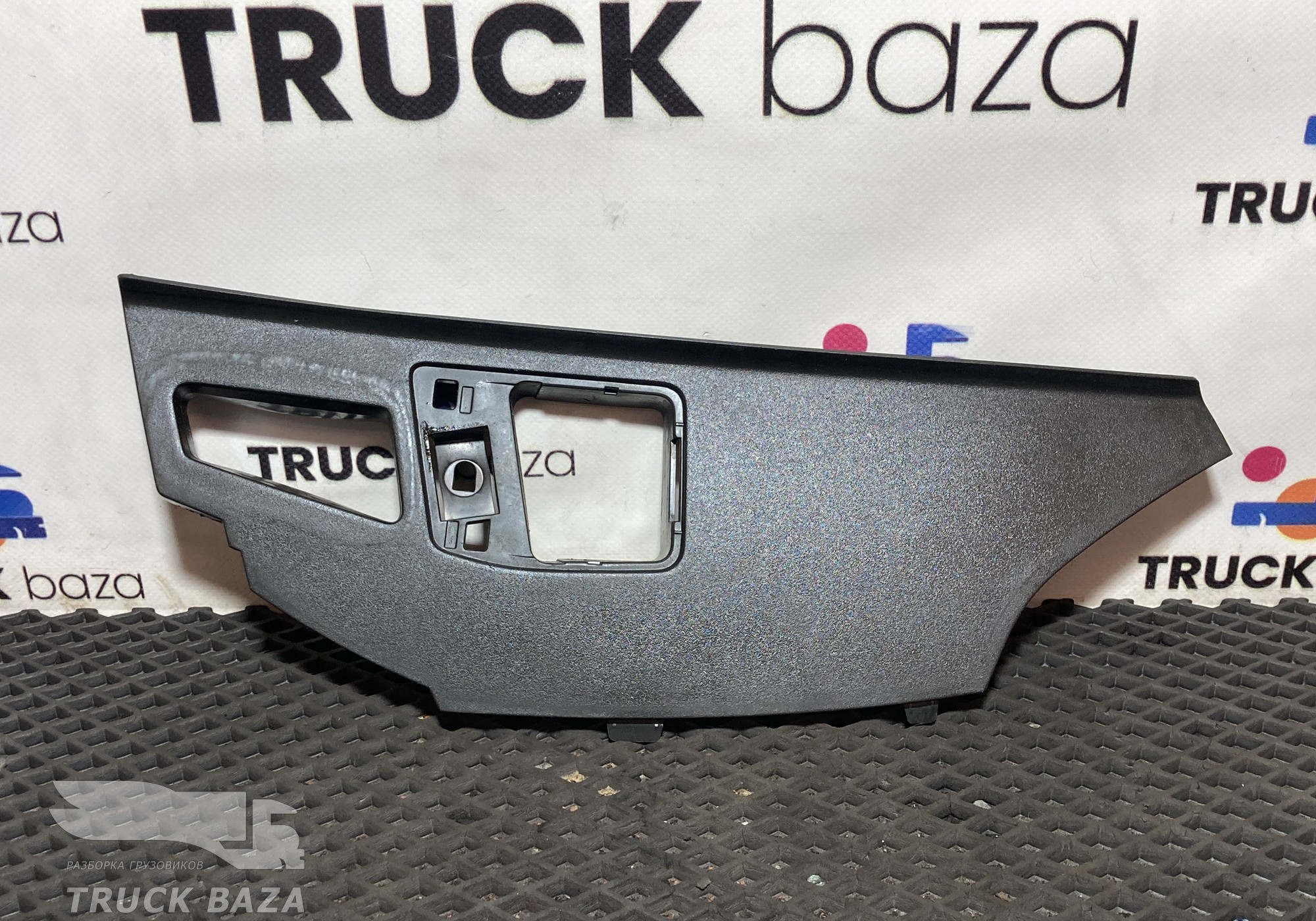 82824463 Накладка на торпедо левая для Volvo FH 4 (с 2012)