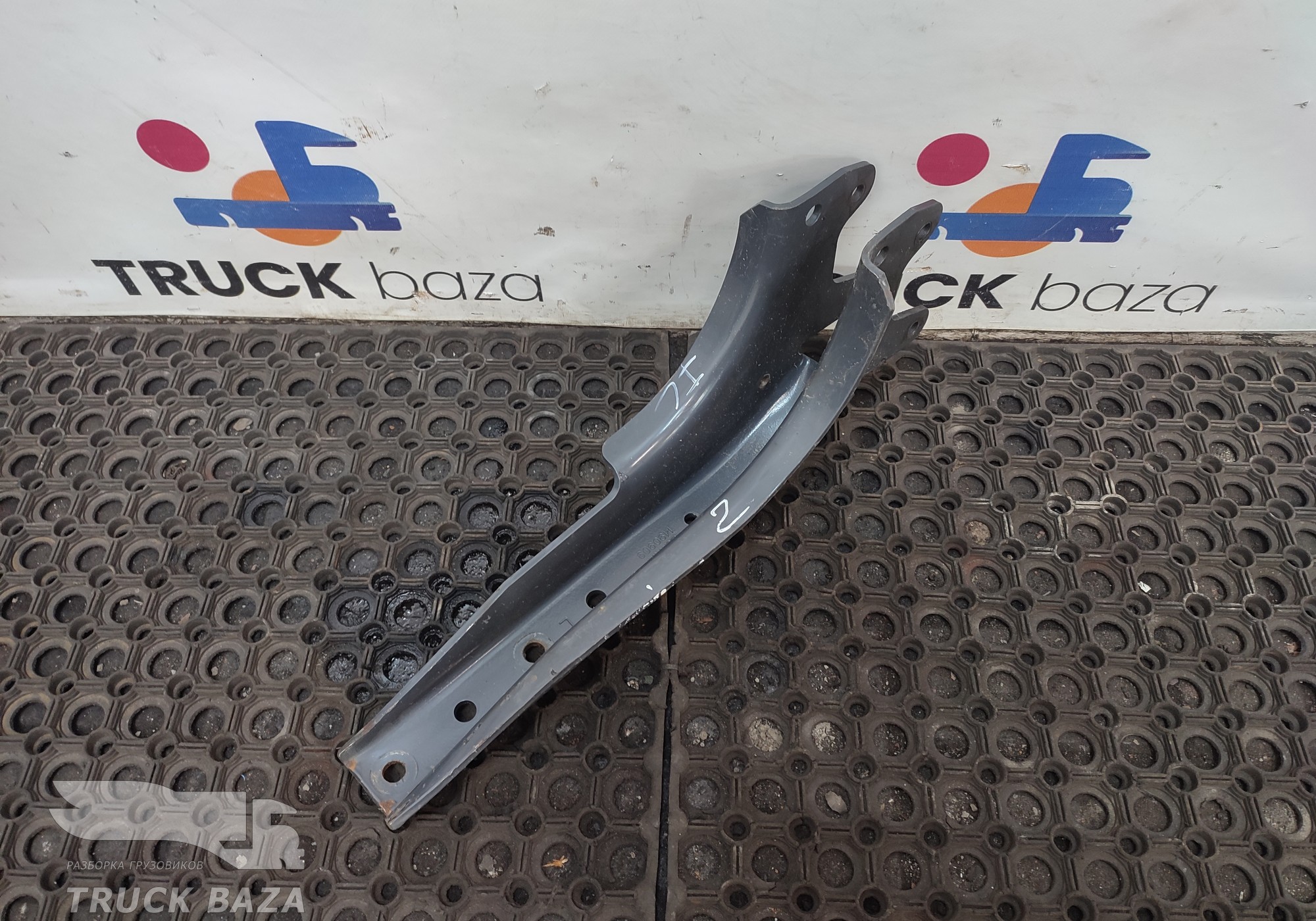 1490909 Кронштейн замка кабины левый