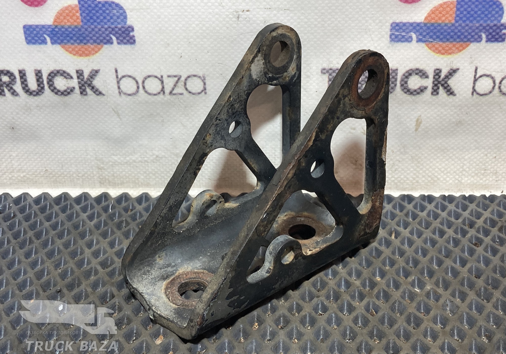 81417010090 Кронштейн амортизатора кабины