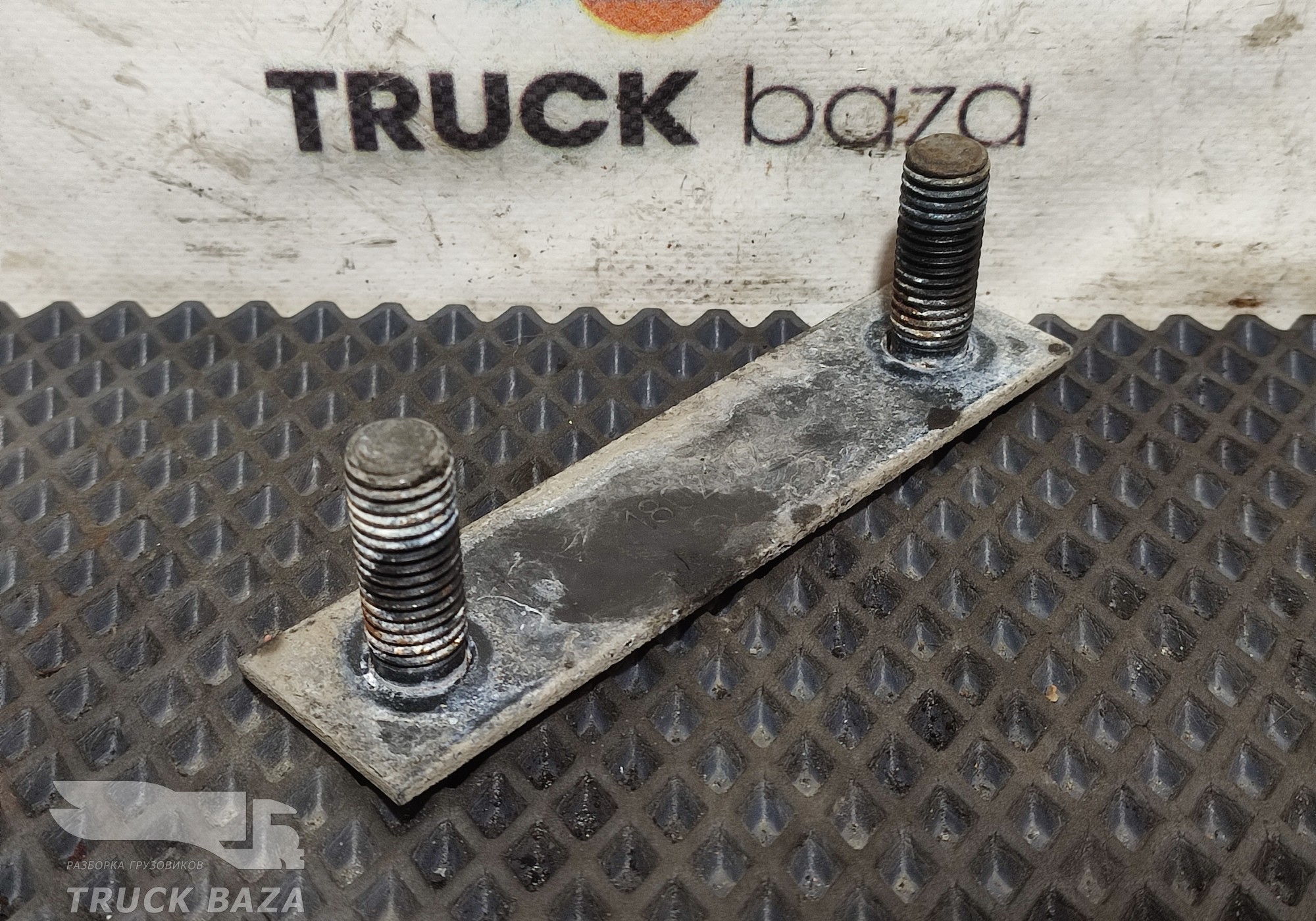 1802172 Кронштейн траверсы передней