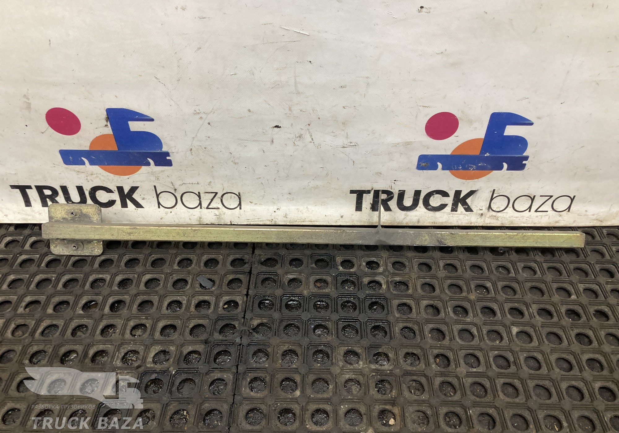 1297303 Кронштейн продолжения двери правый