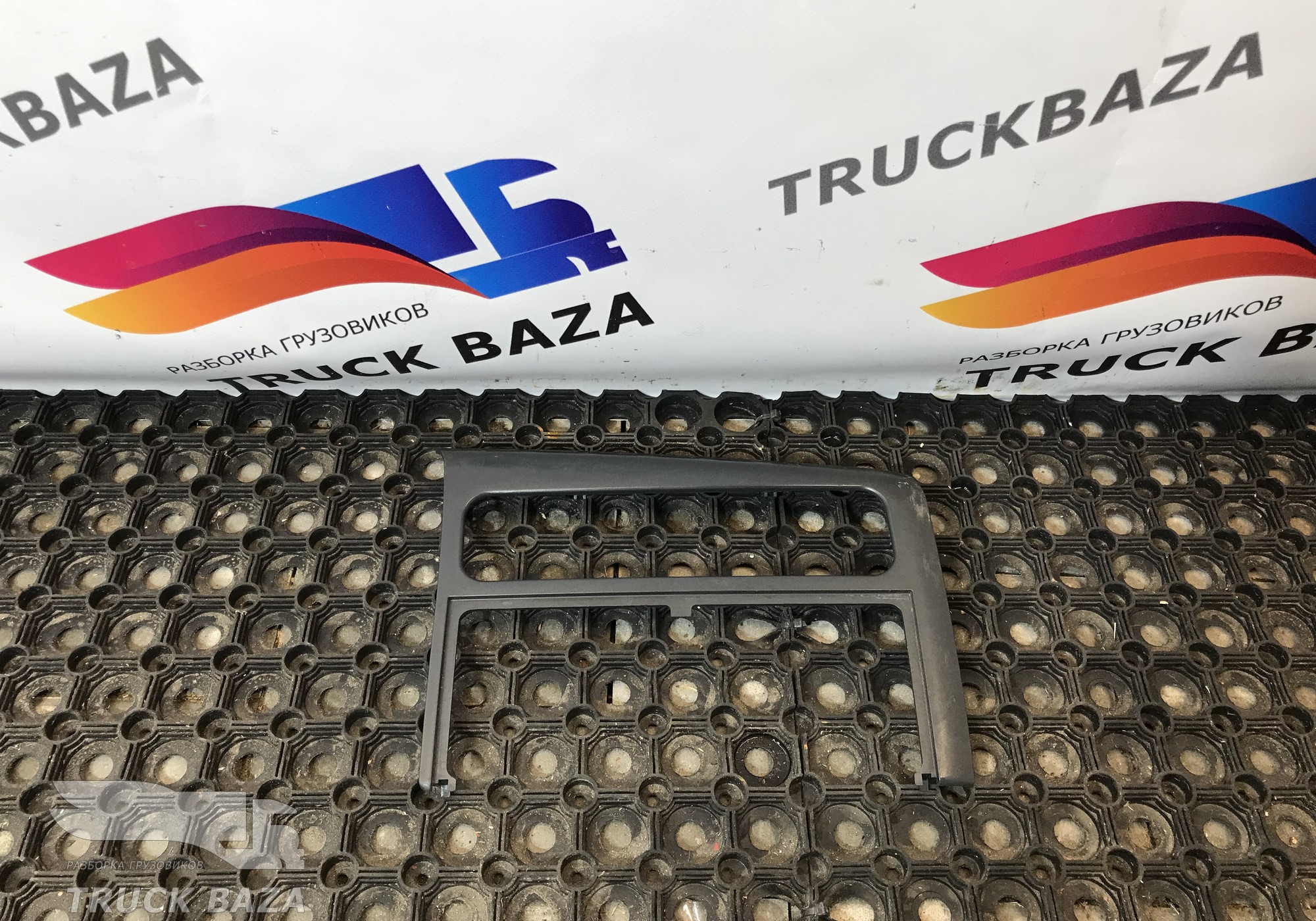 81617010239 Накладка панели приборов для Man TGX