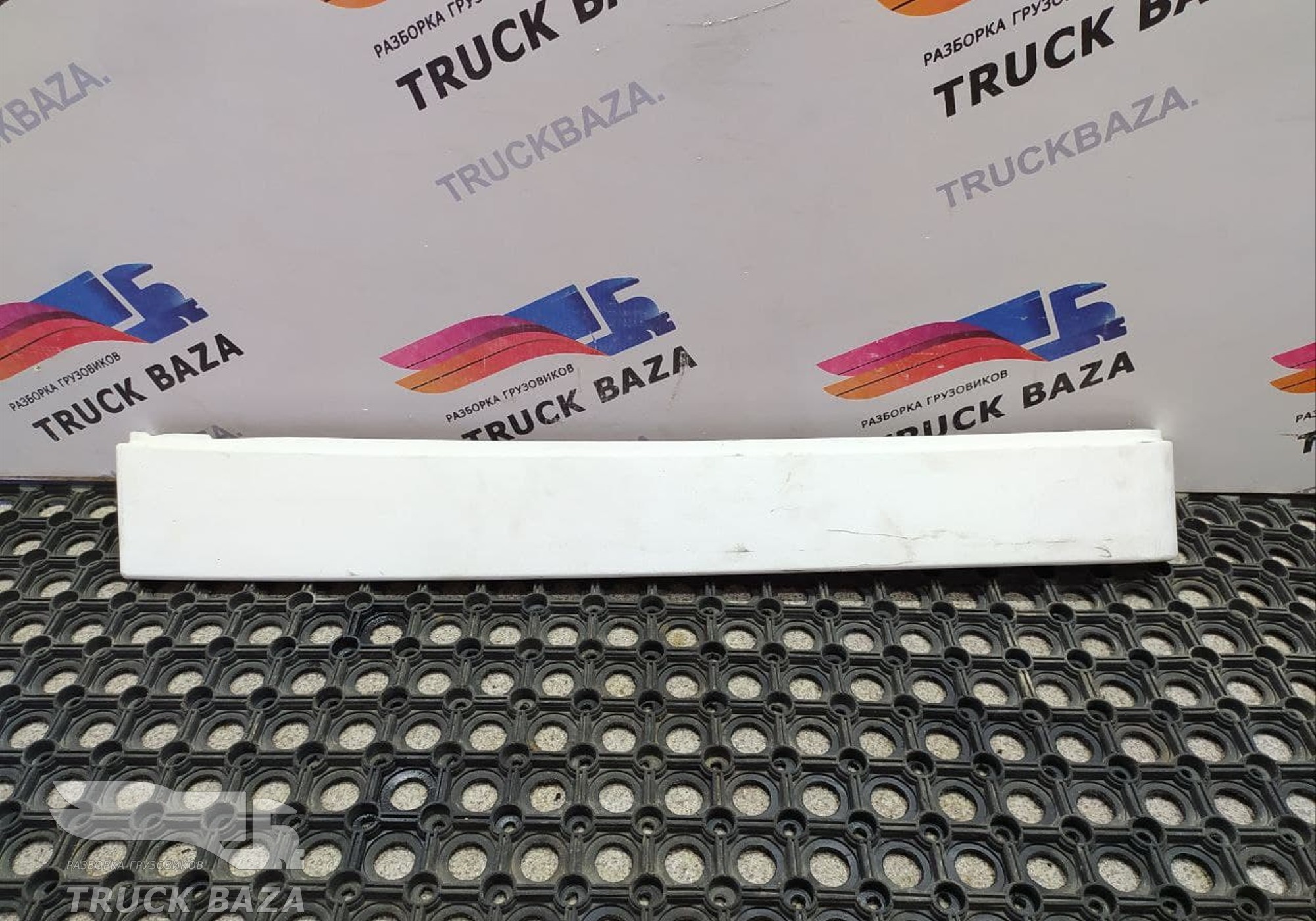 504185424 Накладка дверцы бардачка правая для Iveco Stralis I (с 2002)