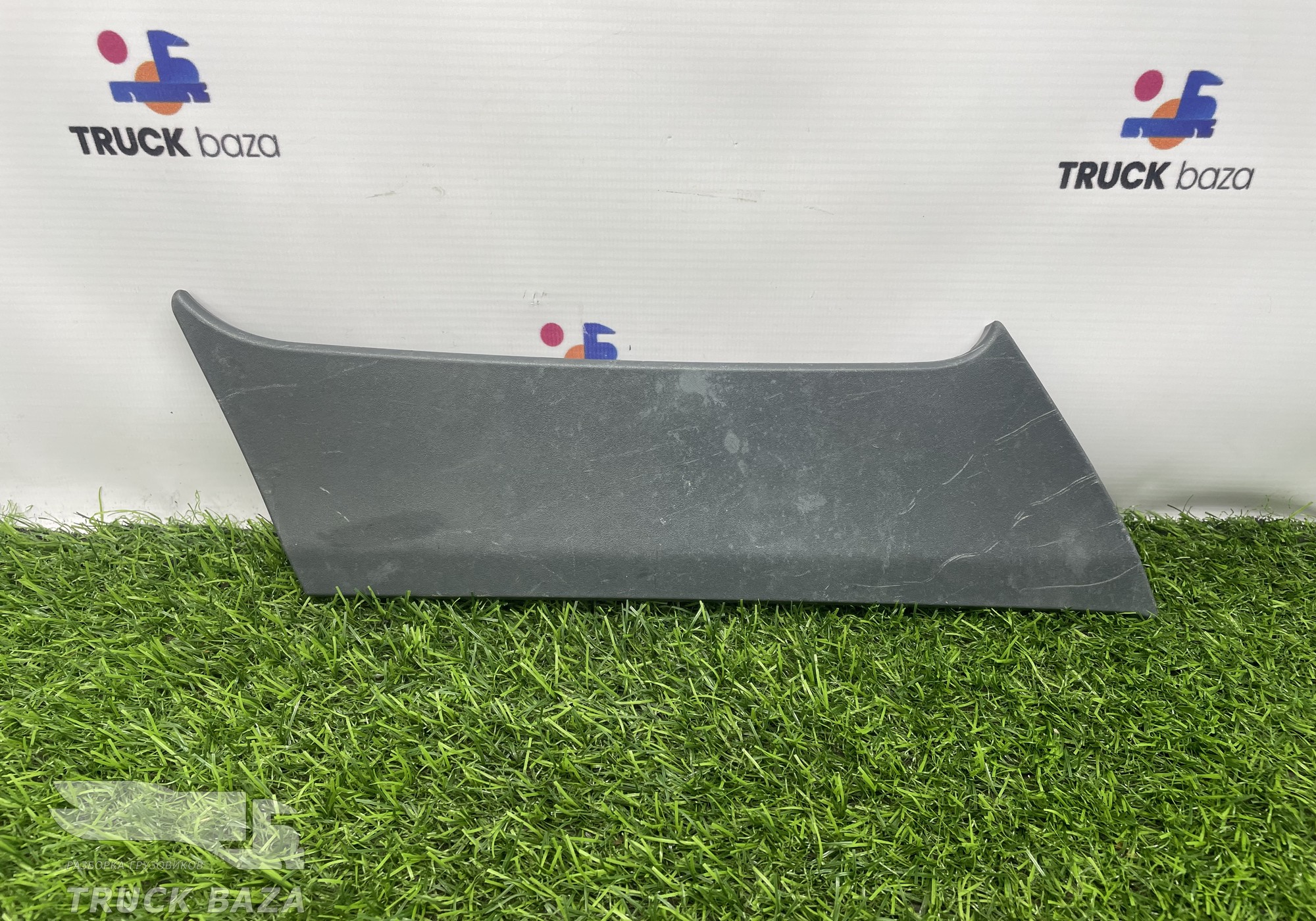 81416850129 Заглушка бампера левая