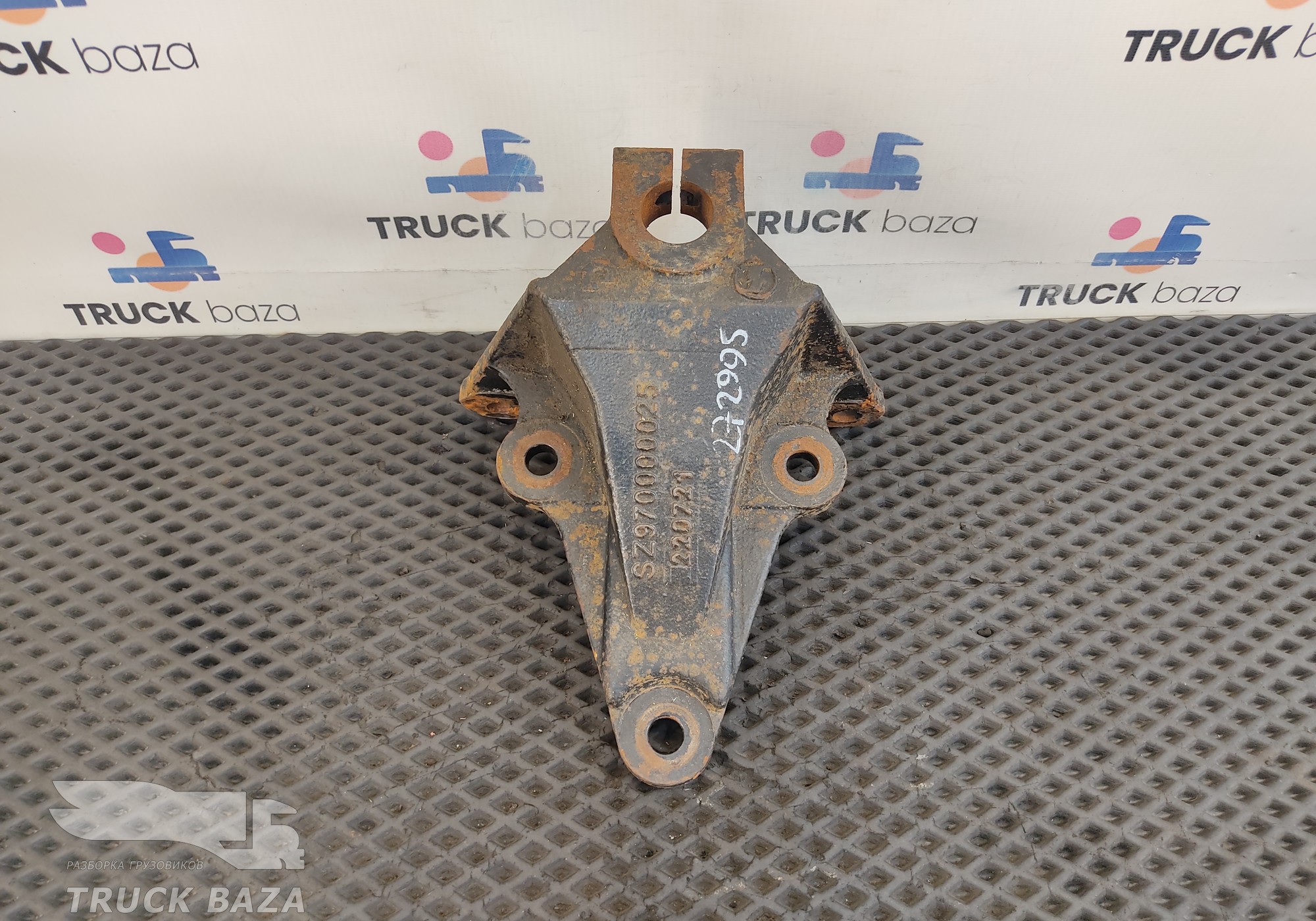 SZ970000025 Кронштейн рессоры передней для Shacman X3000 (с 2014)