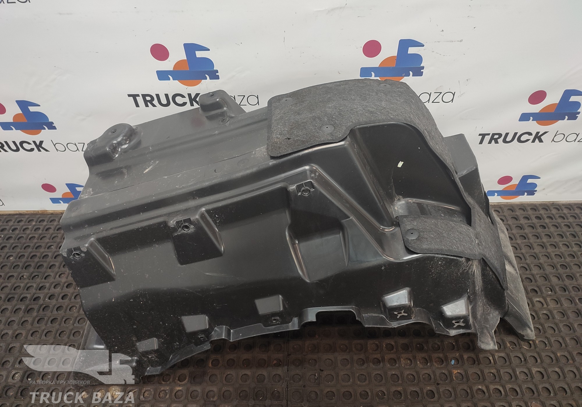 81612300334 Подкрылок правый для Man TGX TG3 (с 2020)