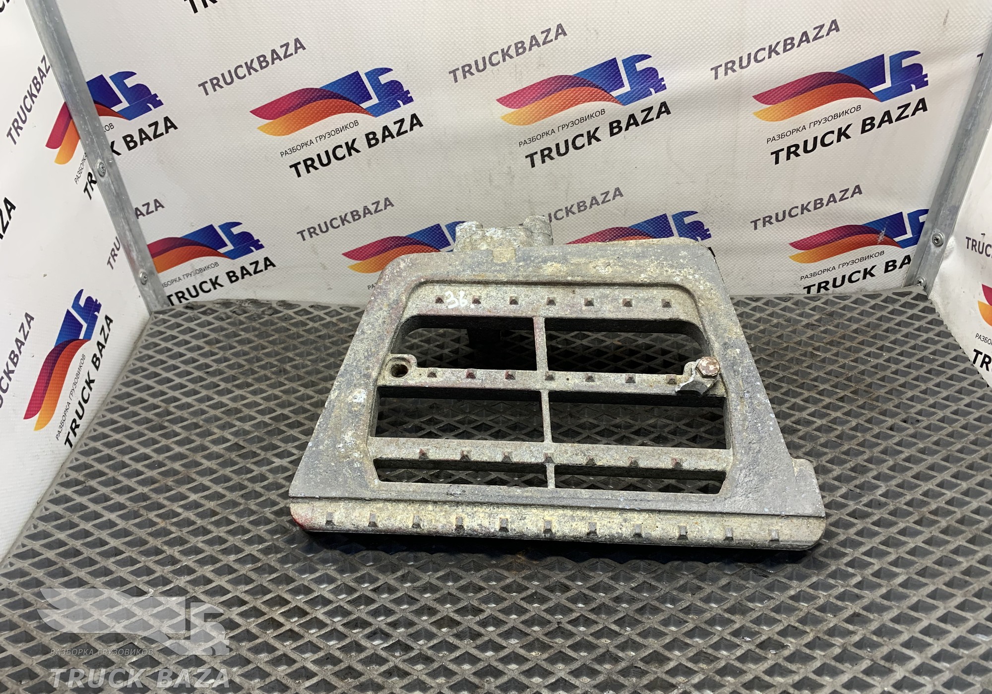 1638480 Кронштейн подножки левый для Daf CF
