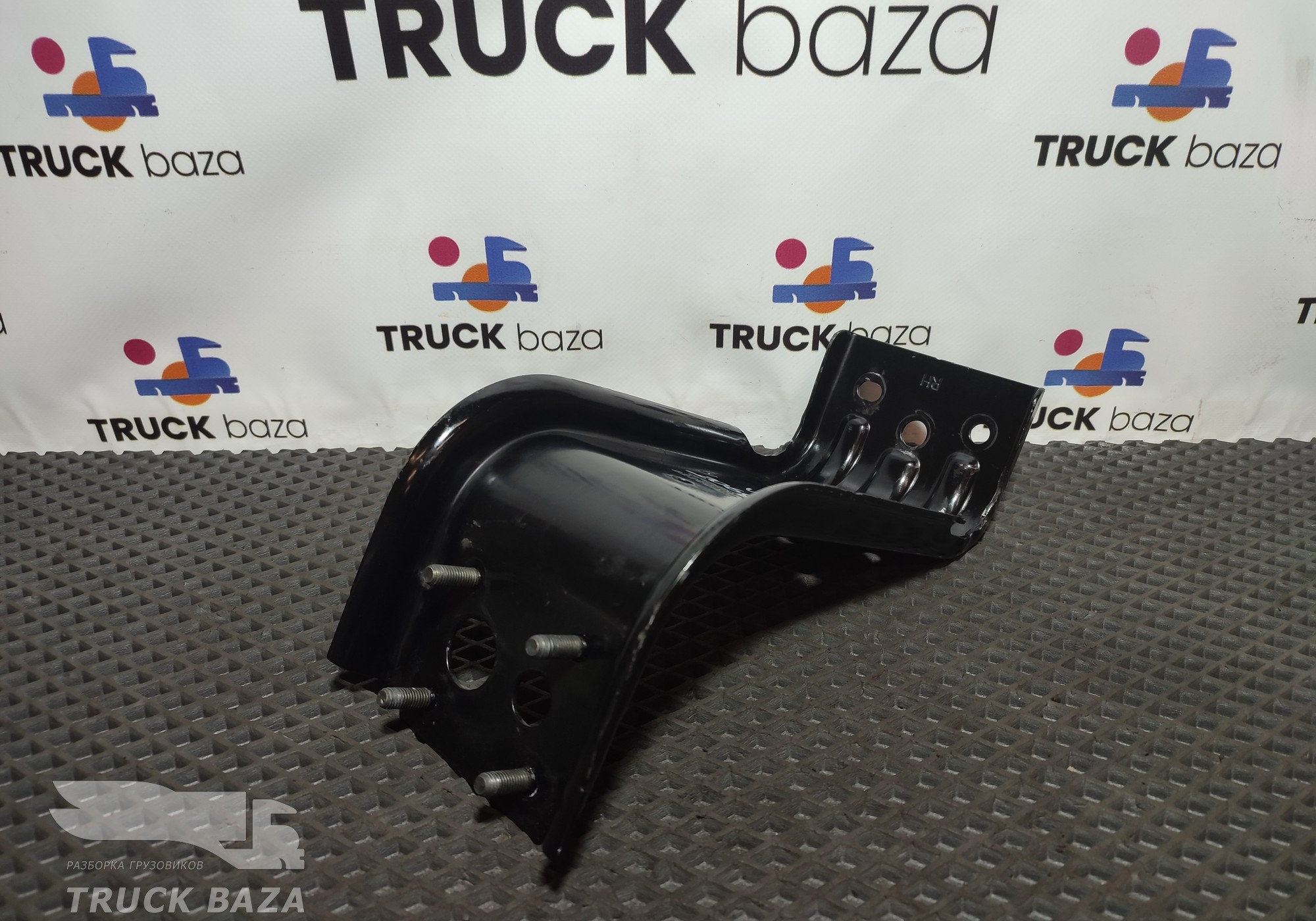82355197 Кронштейн корпуса подножек правый для Volvo FH 4 (с 2012)