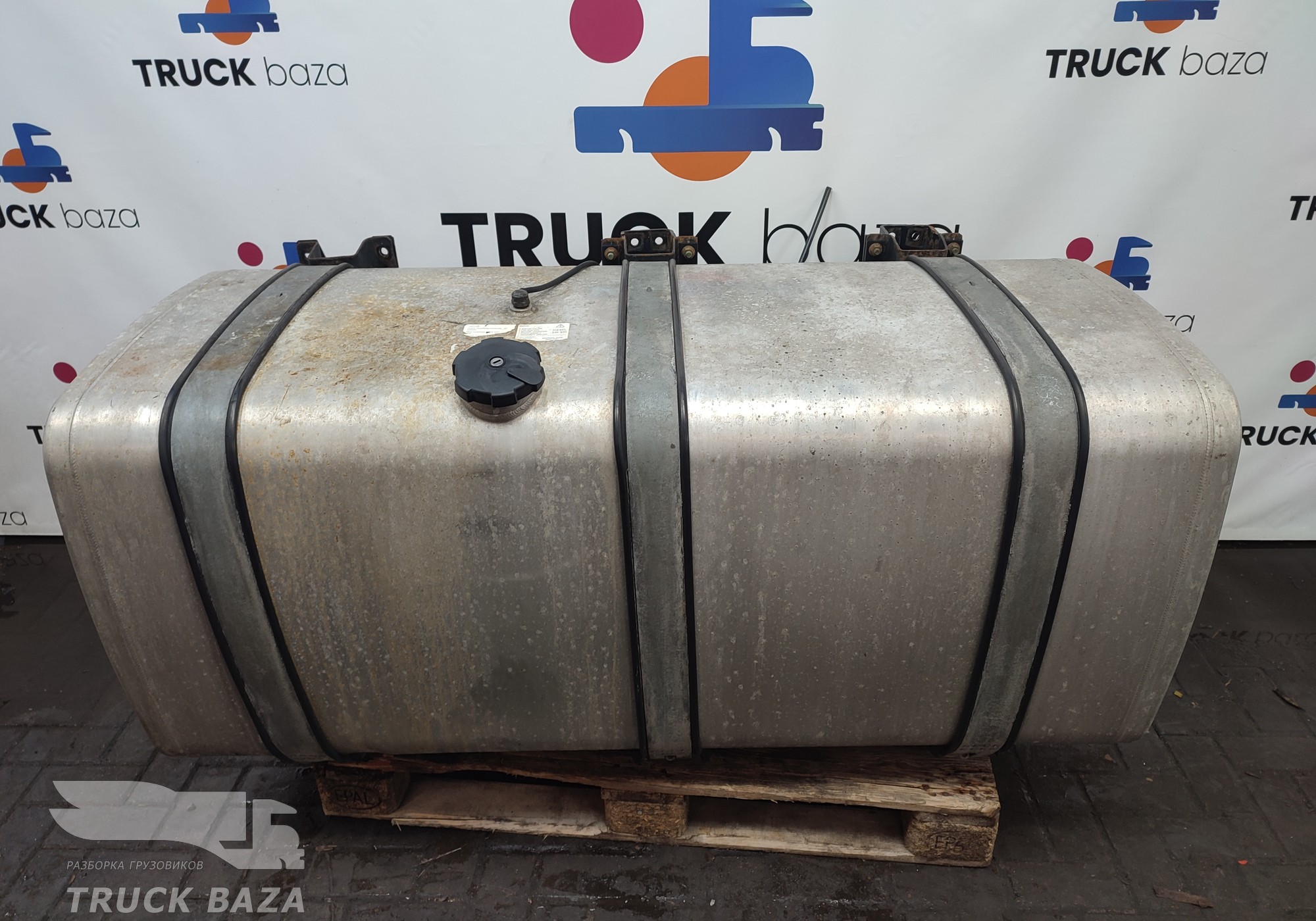 81122015900 Бак топливный 710L