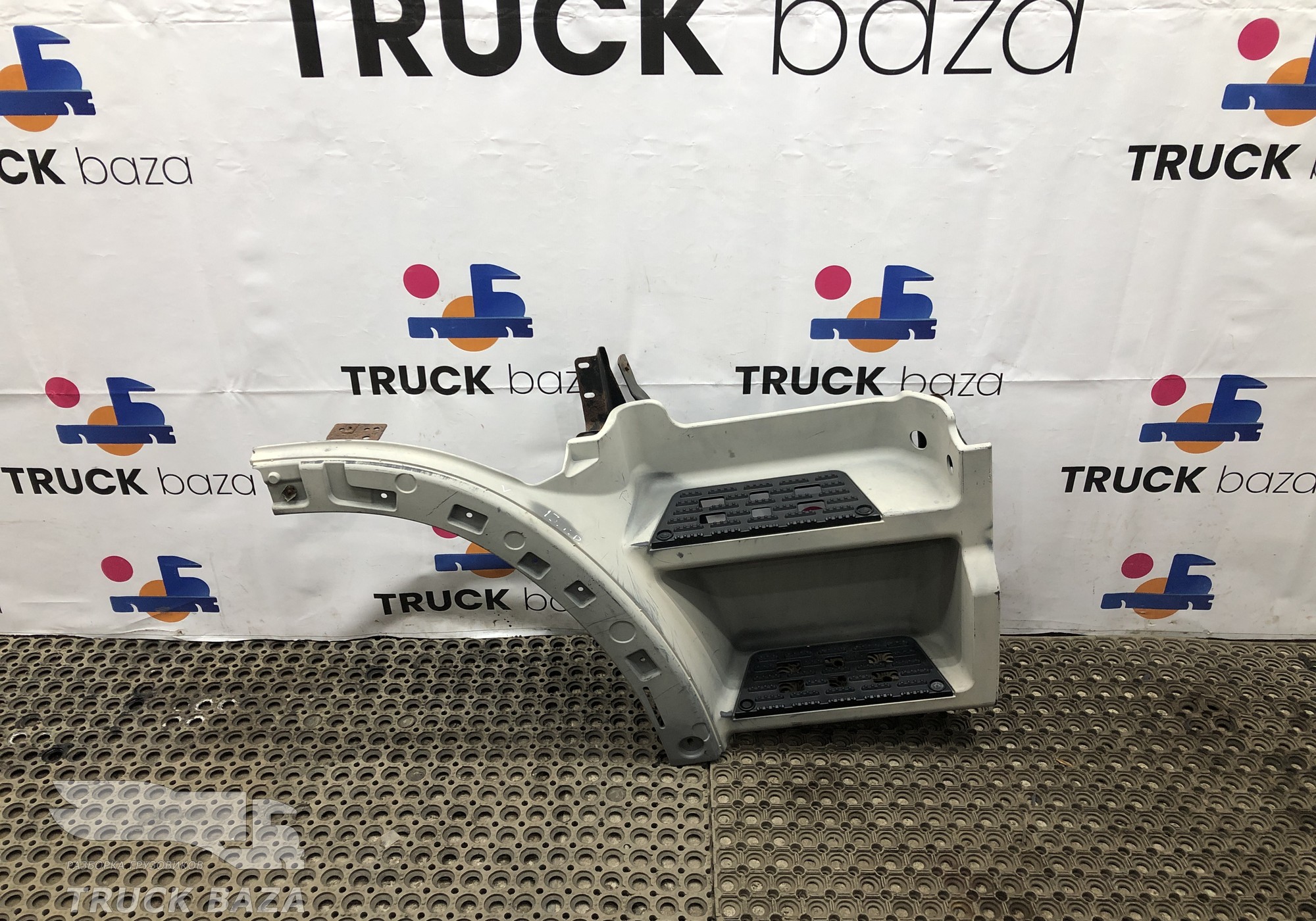 9436600201 Корпус подножек правый