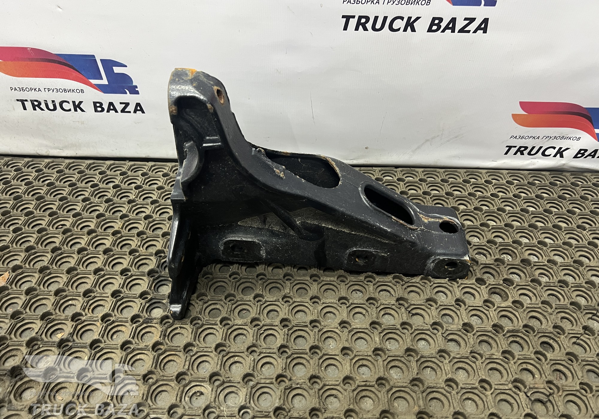 2182069 Кронштейн торсиона кабины левый для Daf XF106 (с 2013 по 2023)