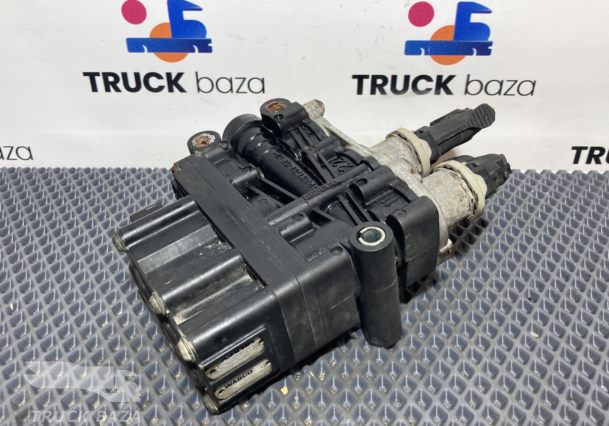 1889796 Кран уровня пола главный