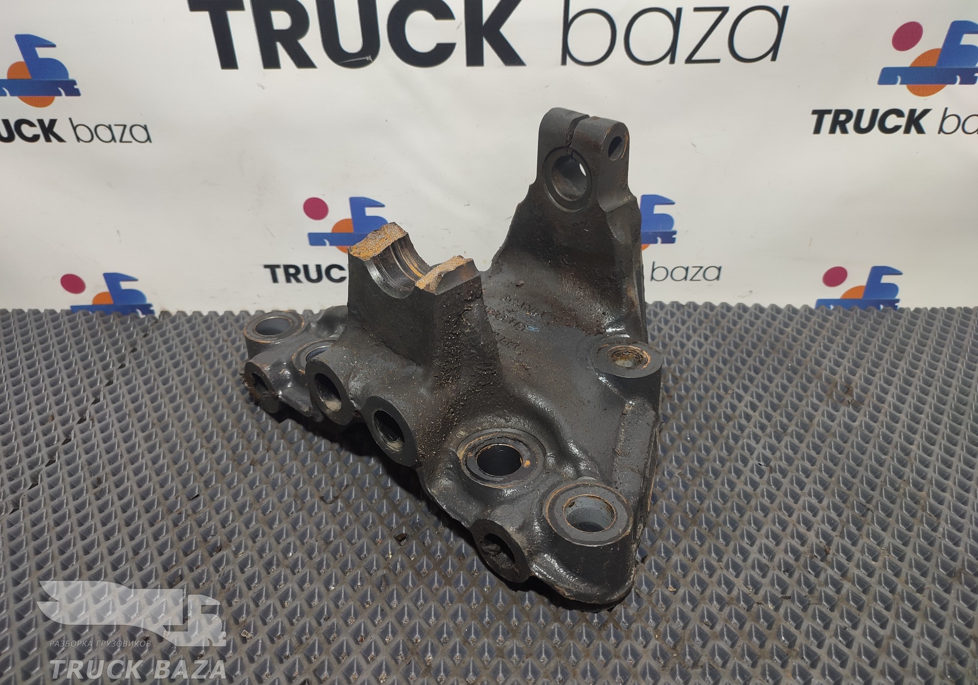 1785815 Кронштейн передней рессоры правый