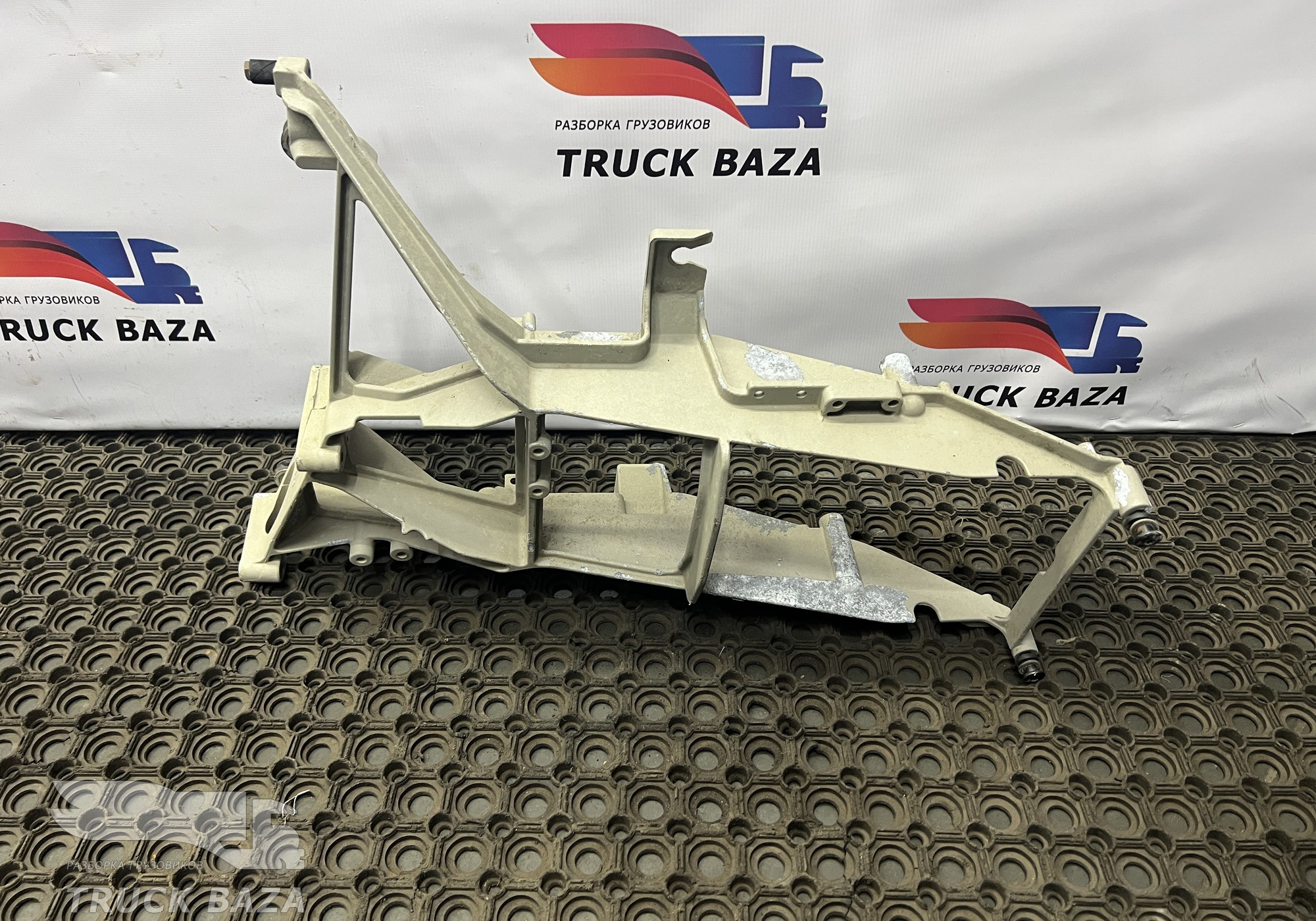 1862946 Кронштейн фары правый