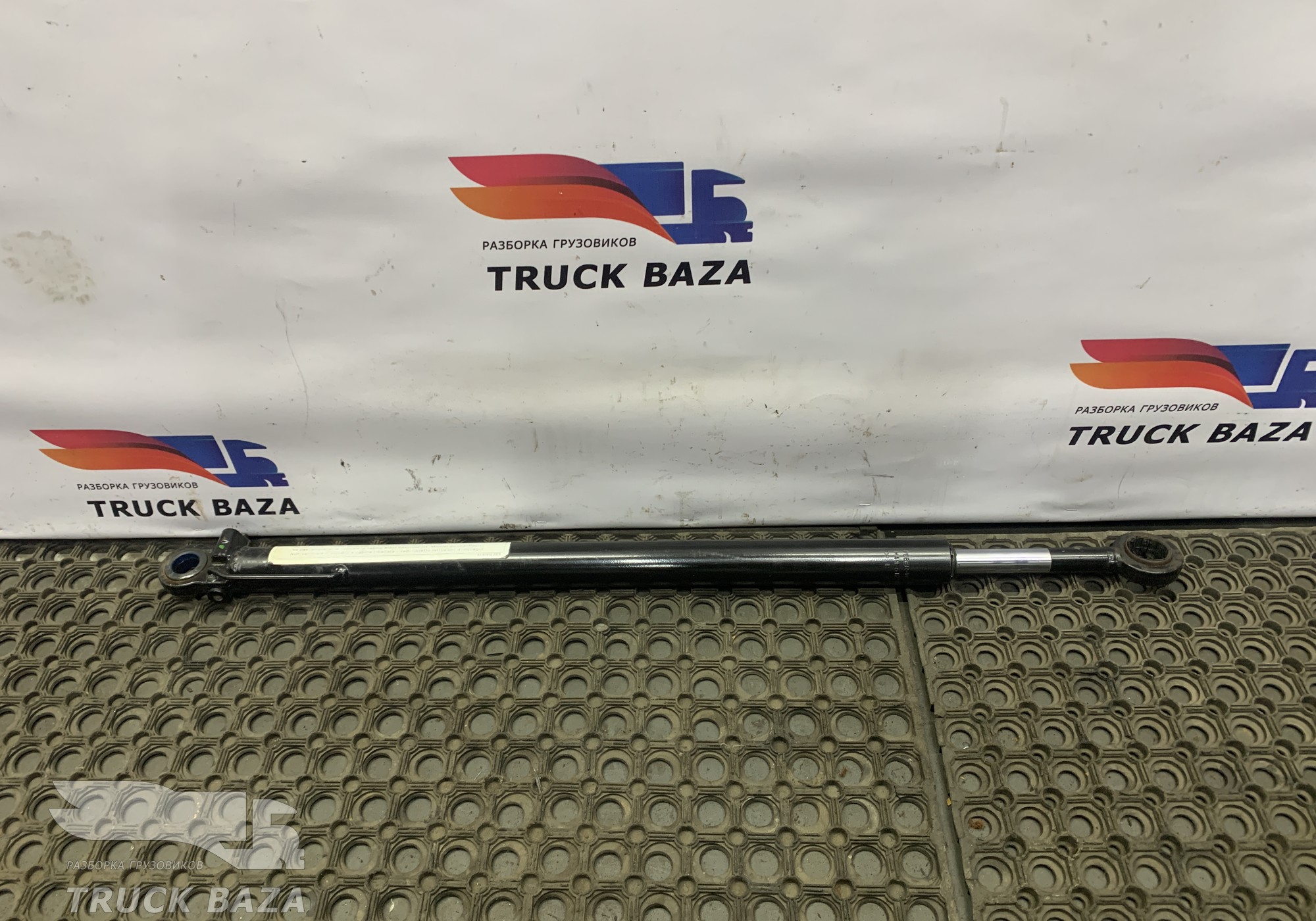 81978122318 Цилиндр подъема кабины