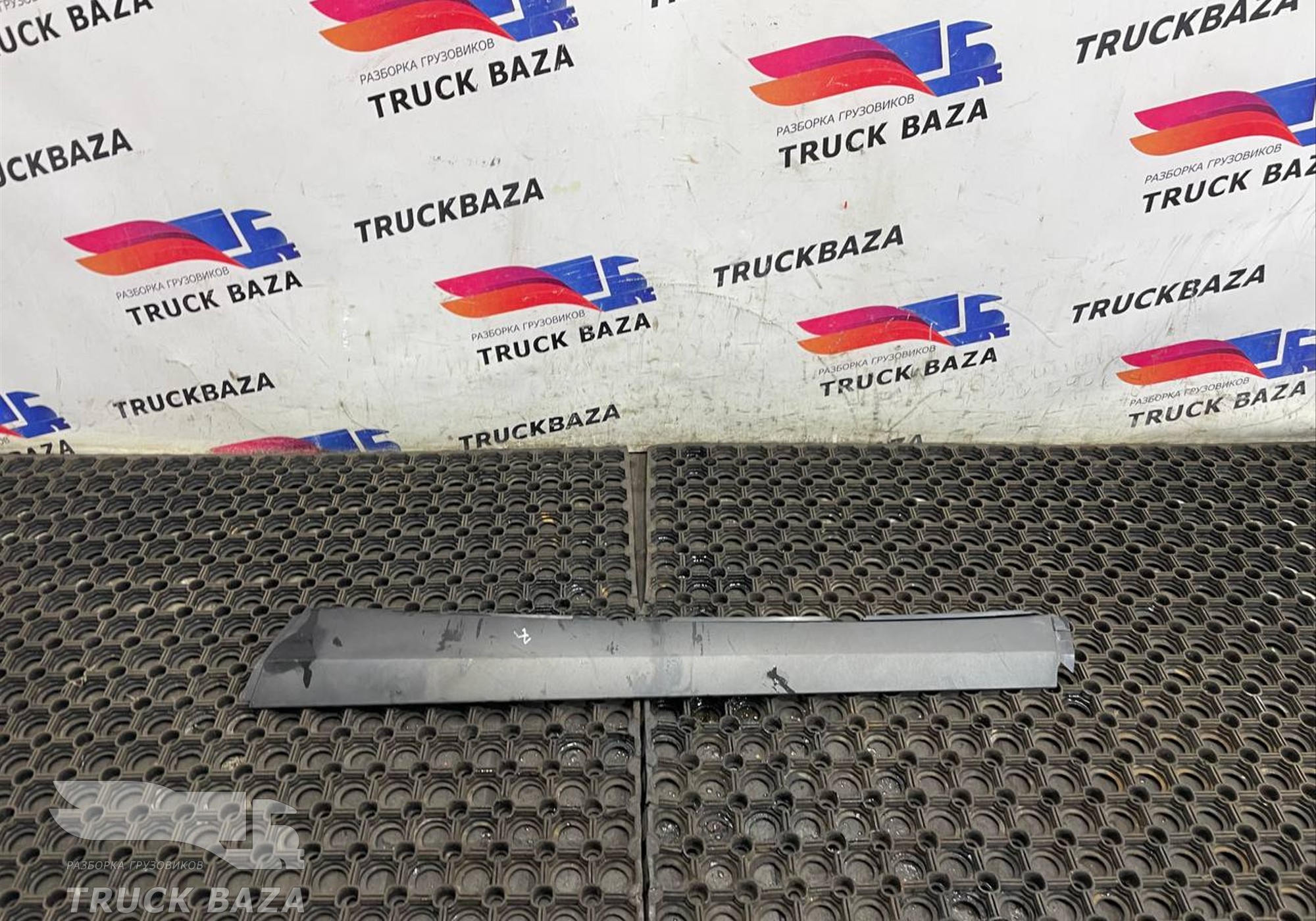 A9606902570 Накладка лобового стекла правая для Mercedes-Benz Actros New Actros MP4 (с 2011)