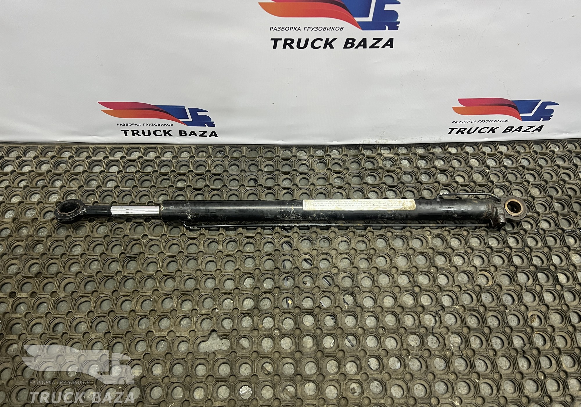 81978122318 Цилиндр подъема кабины