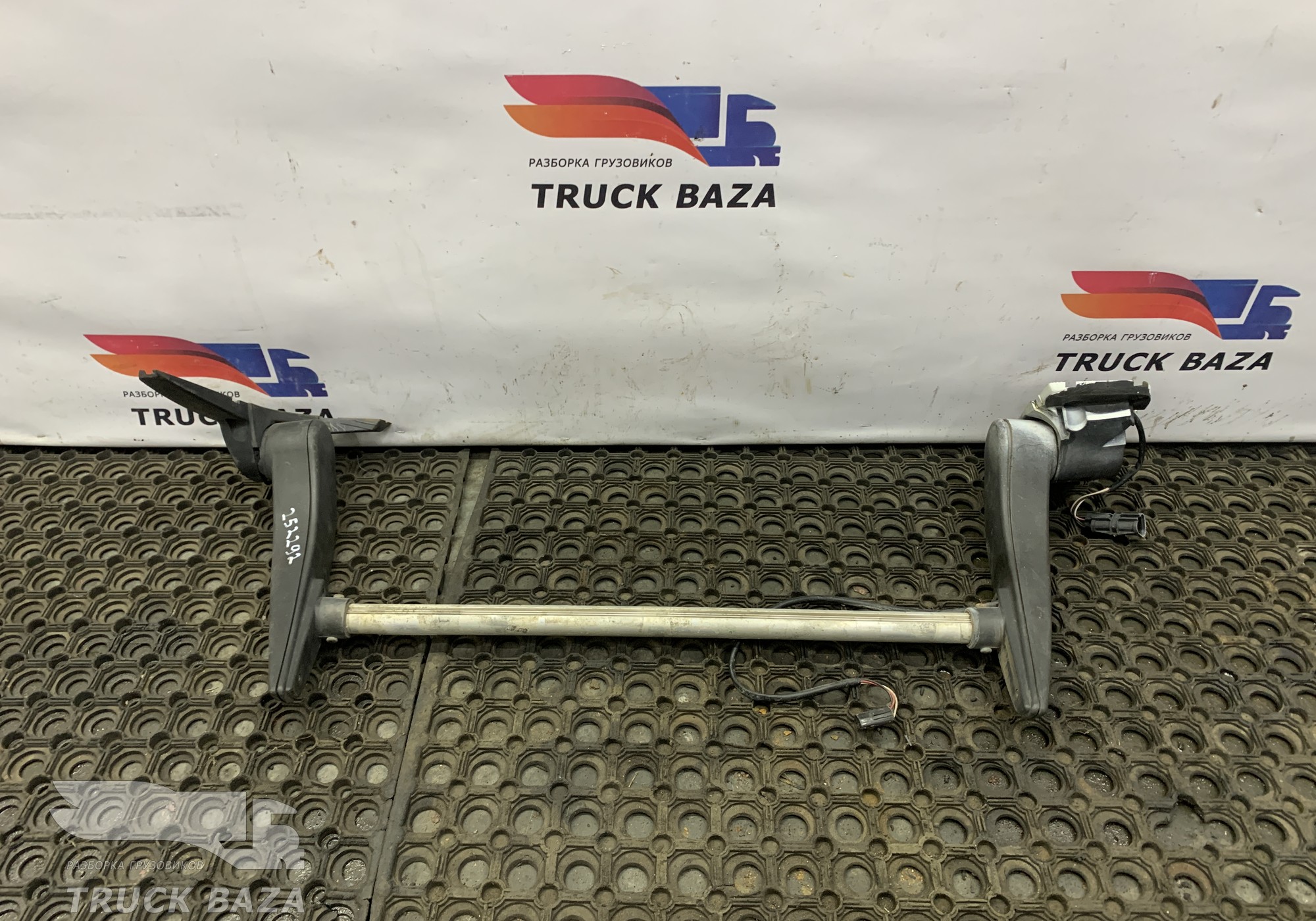 205800510 Кронштейн зеркала заднего вида левый