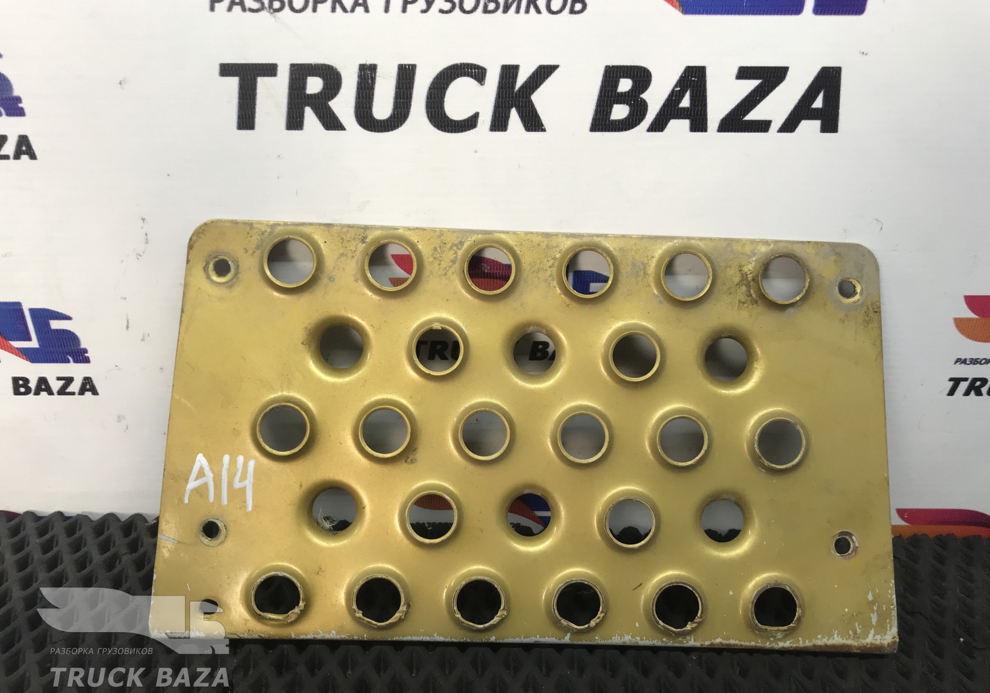 9406660428 Ступенька нижняя для Mercedes-Benz Axor
