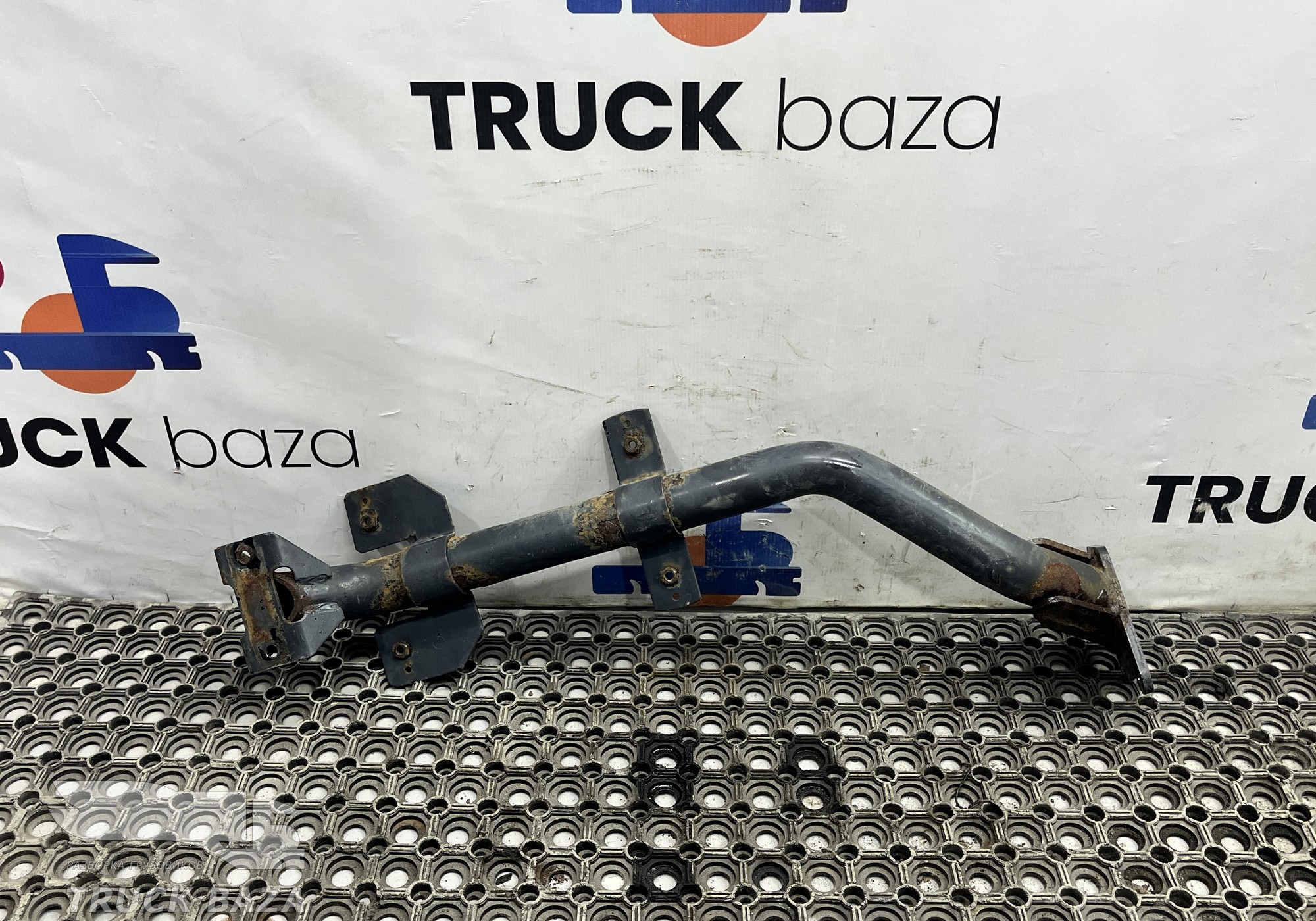 A9305208233 Кронштейн крыла переднего правого