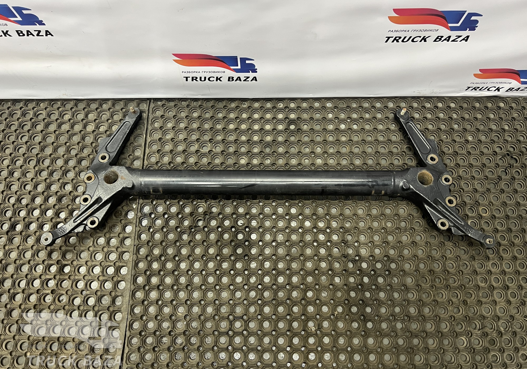 81412805588 Траверса рамы передняя