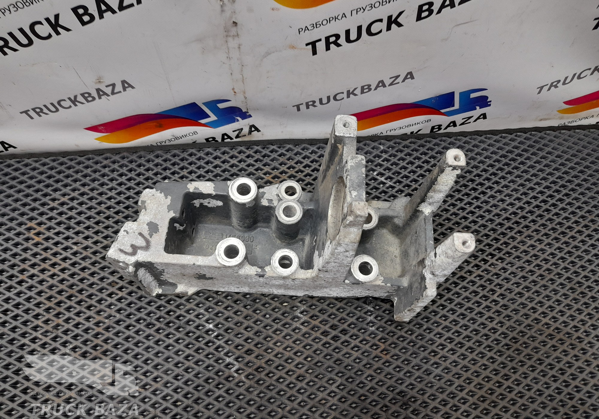 1456930 Кронштейн бампера левый для Daf CF