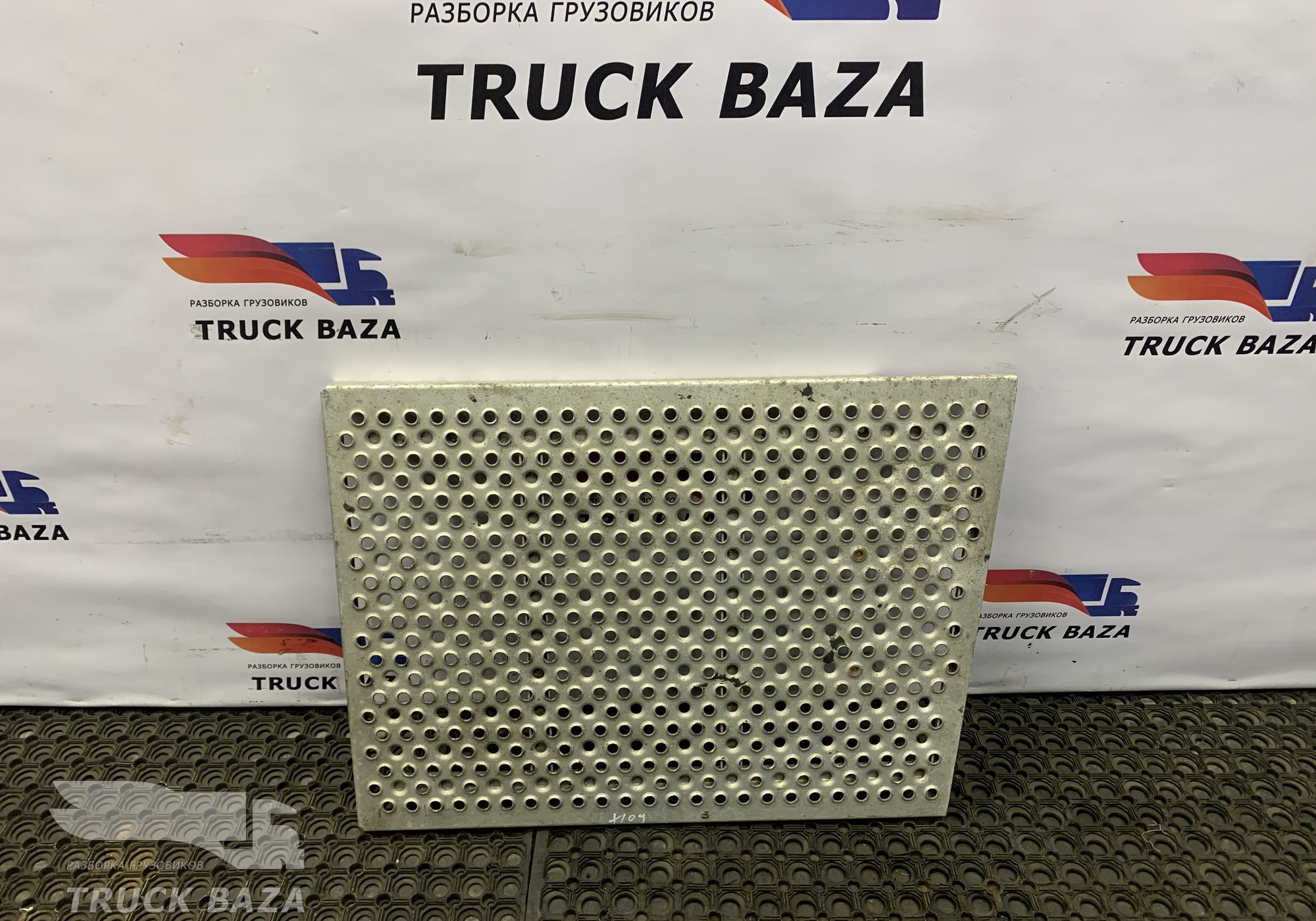 1394499 Трап на раму центральный