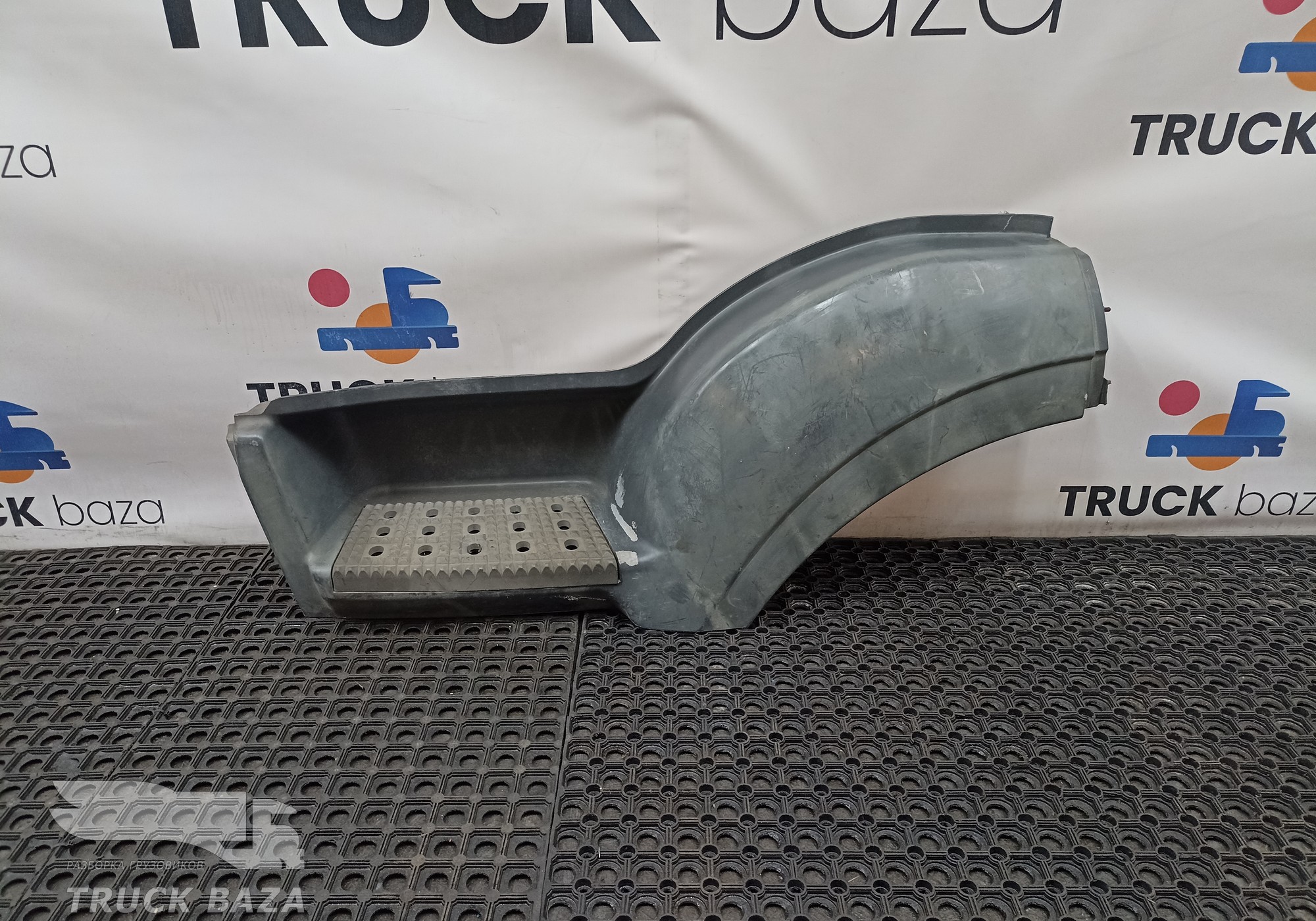 504047583 Корпус подножки левой для Iveco