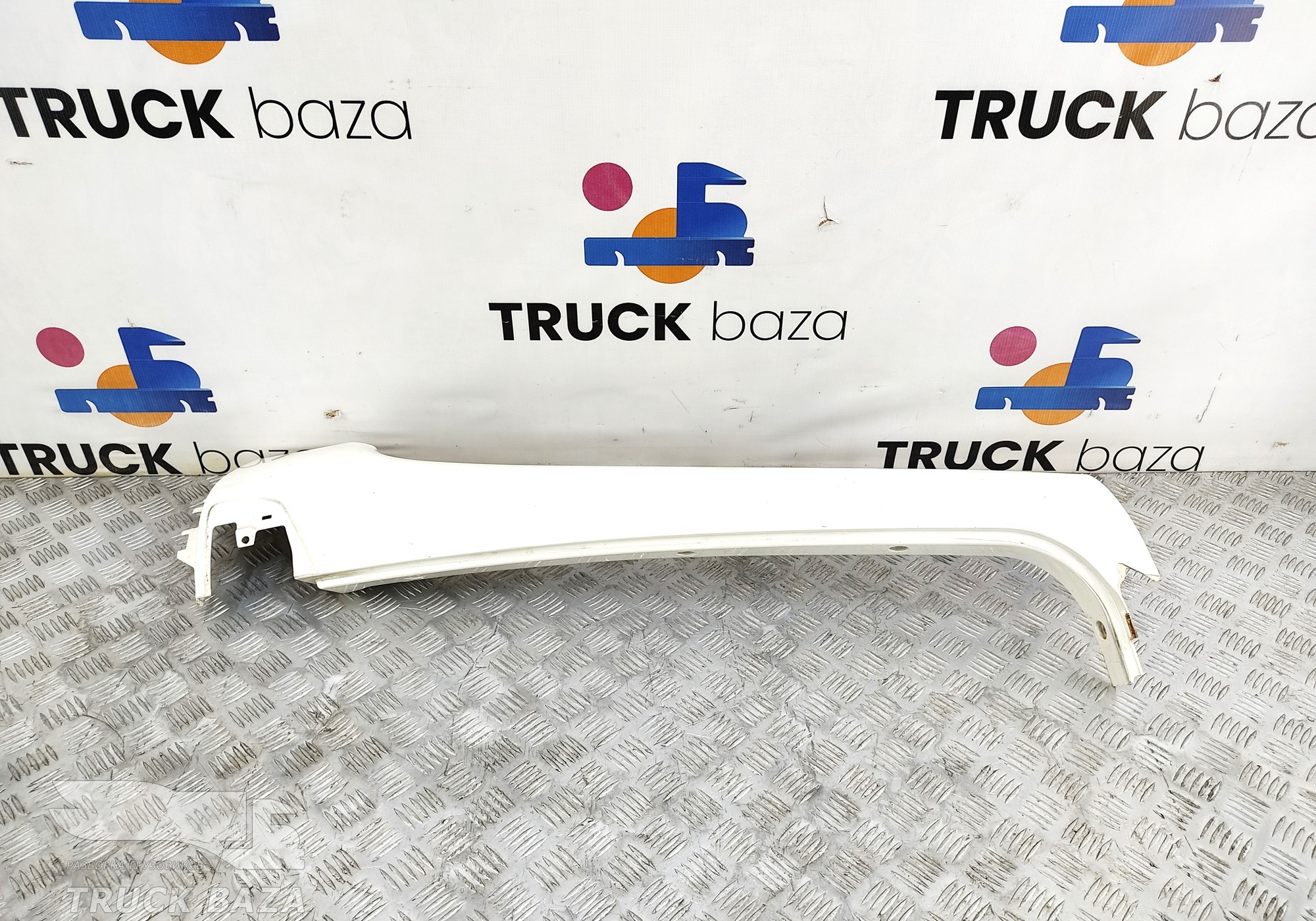 81624100233 Накладка стойки лобового стекла левая