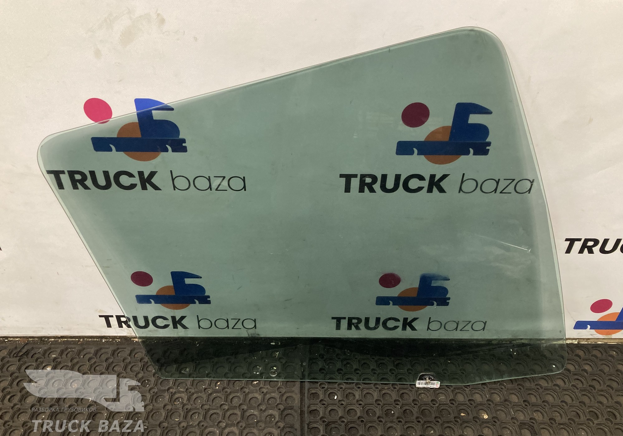 810W626450037 Стекло двери левой