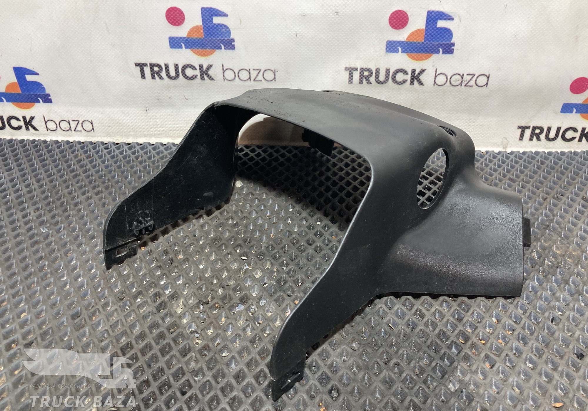 810W461130118 Кожух рулевой колонки задний