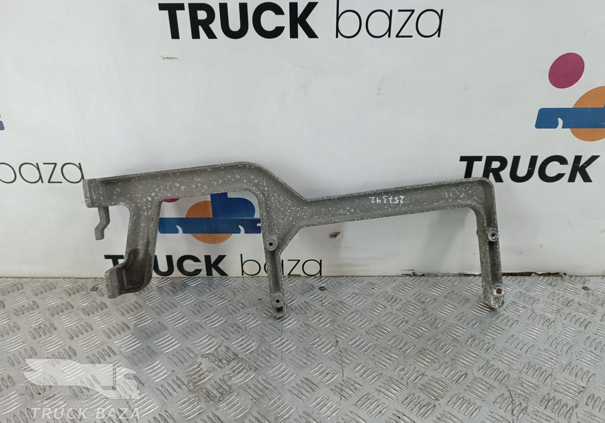 JC46E20004AA Кронштейн подножки для Ford F-MAX (с 2018)