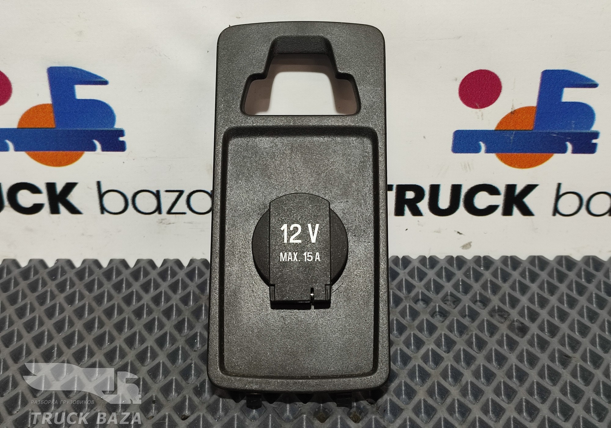 2676189 Панель в сборе с розеткой 12V