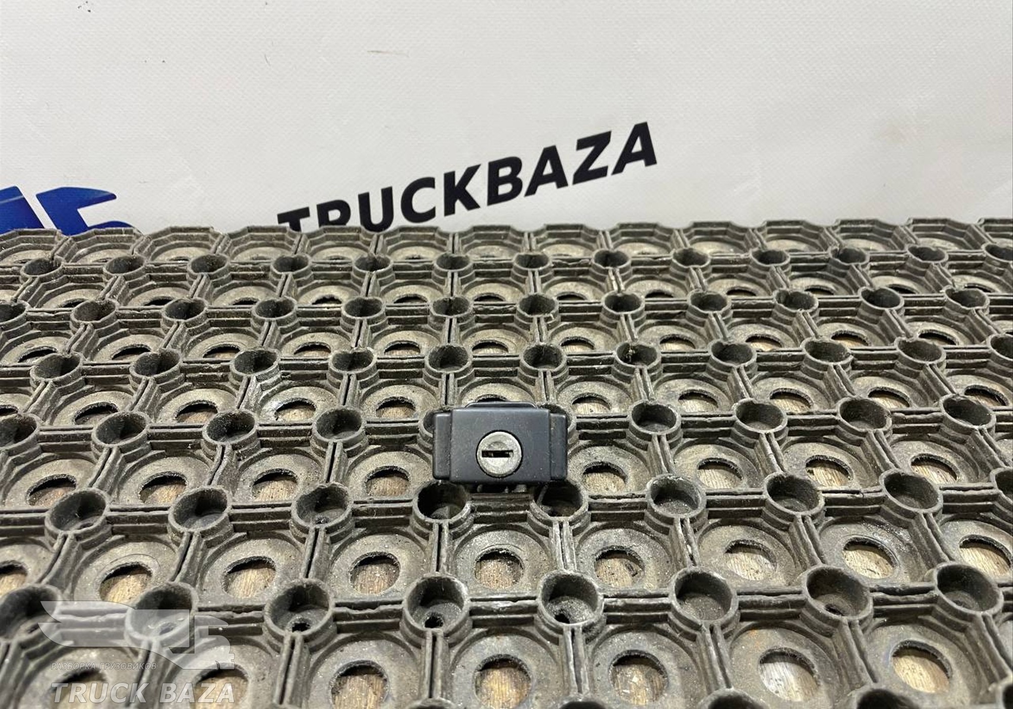 0389537 Замок бардачка для Daf XF105 (с 2005)