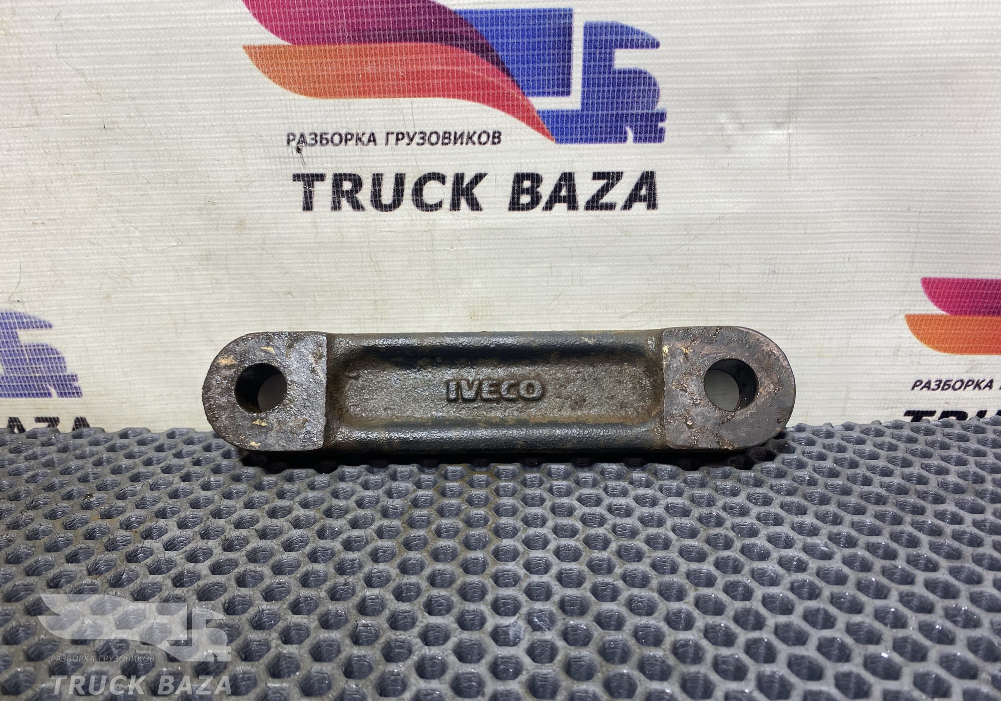 8165567 Проставка траверсы КПП для Iveco