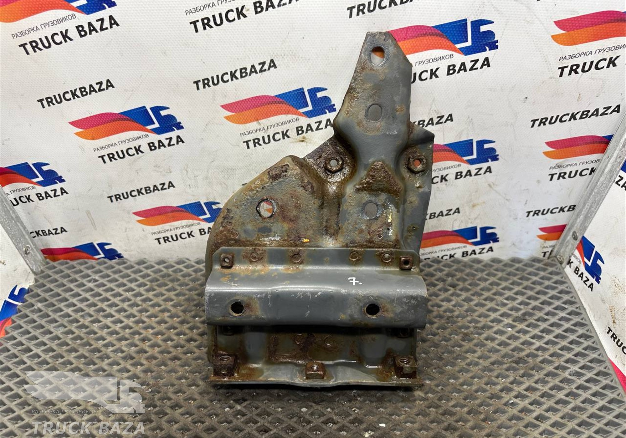 504023907 Кронштейн замка капота левый для Iveco Stralis I (с 2002)