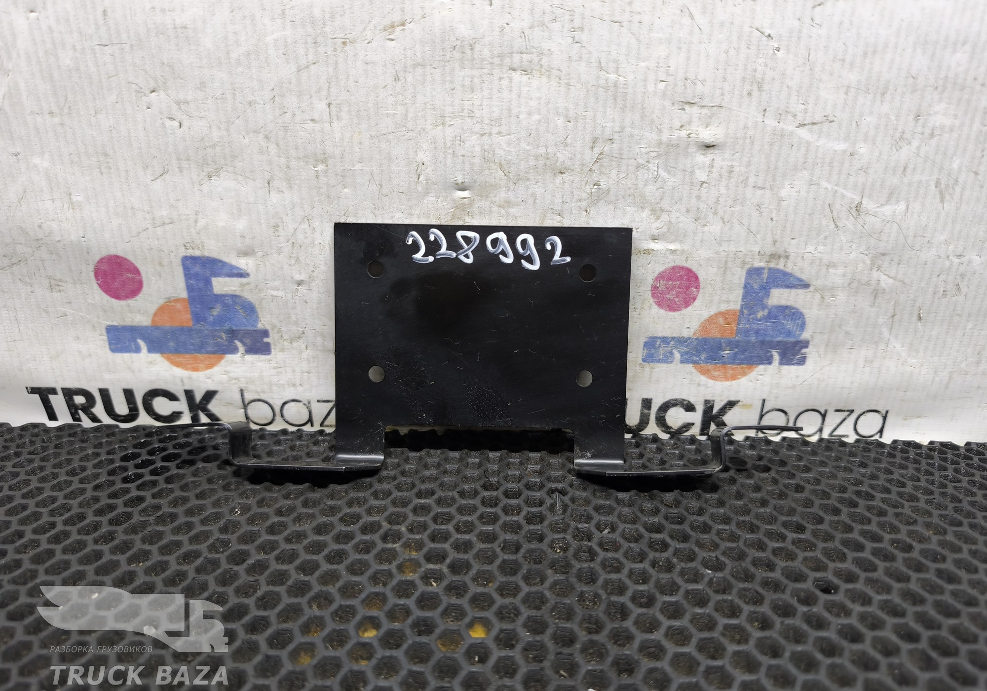 DZ95189586657 Кронштейн блока управления GPS/GLONASS для Shacman X3000 (с 2014)