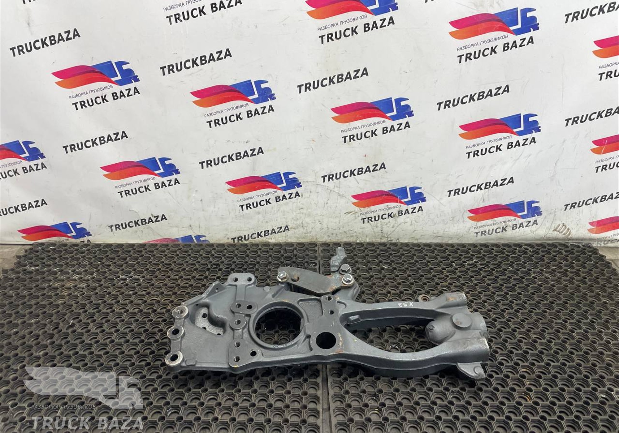 1911610 Кронштейн буксировочный левый для Daf XF106 (с 2012)