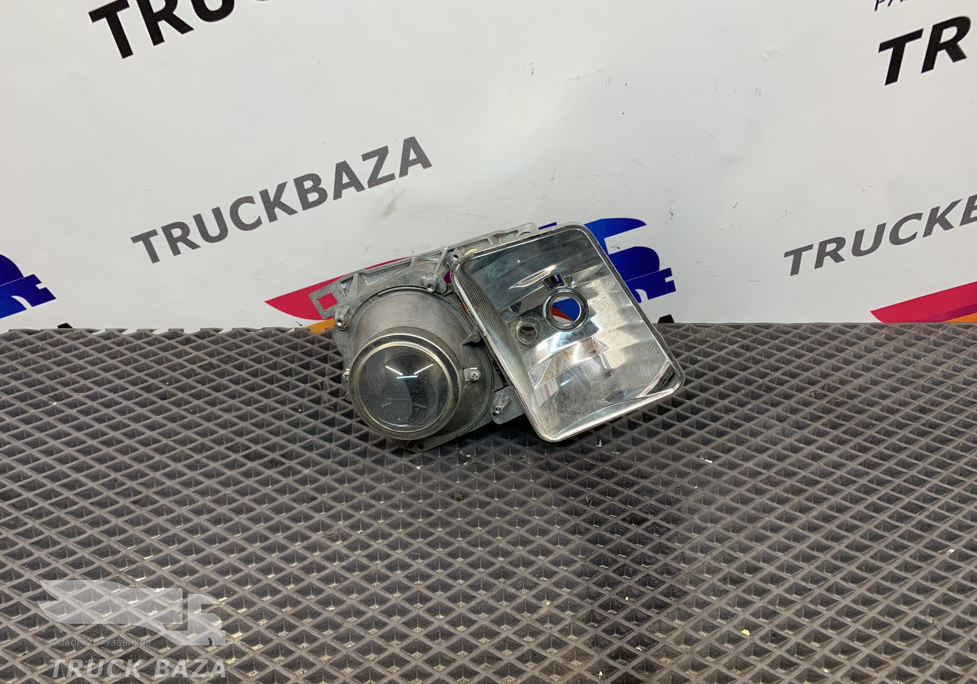 20861573 Линза с отражателем левая для Volvo