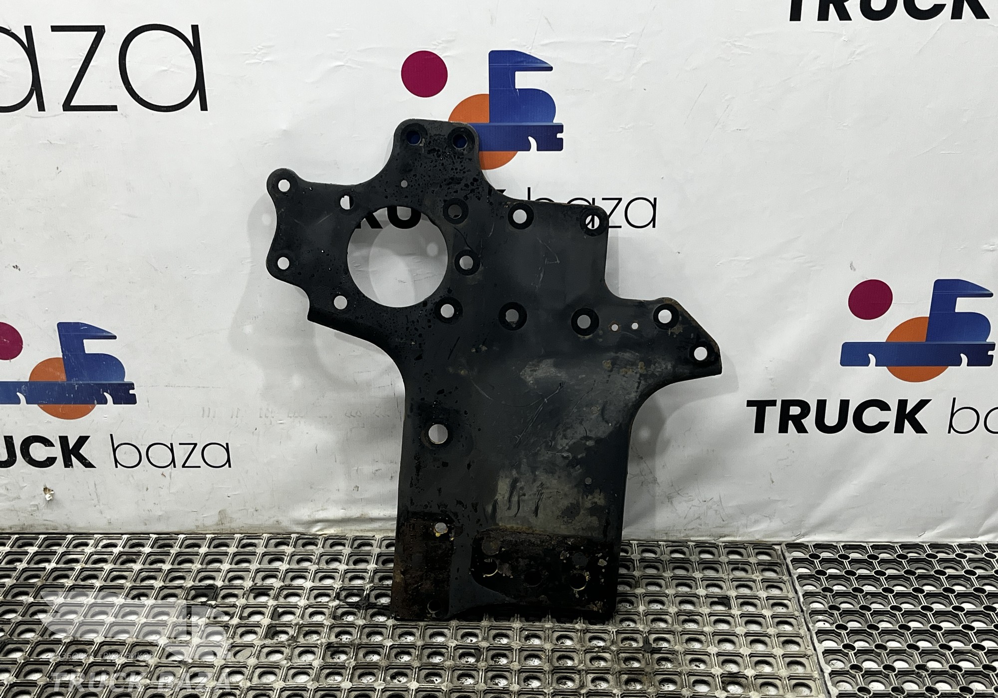 A9303100090 Кронштейн усилителя переднего бампера левый