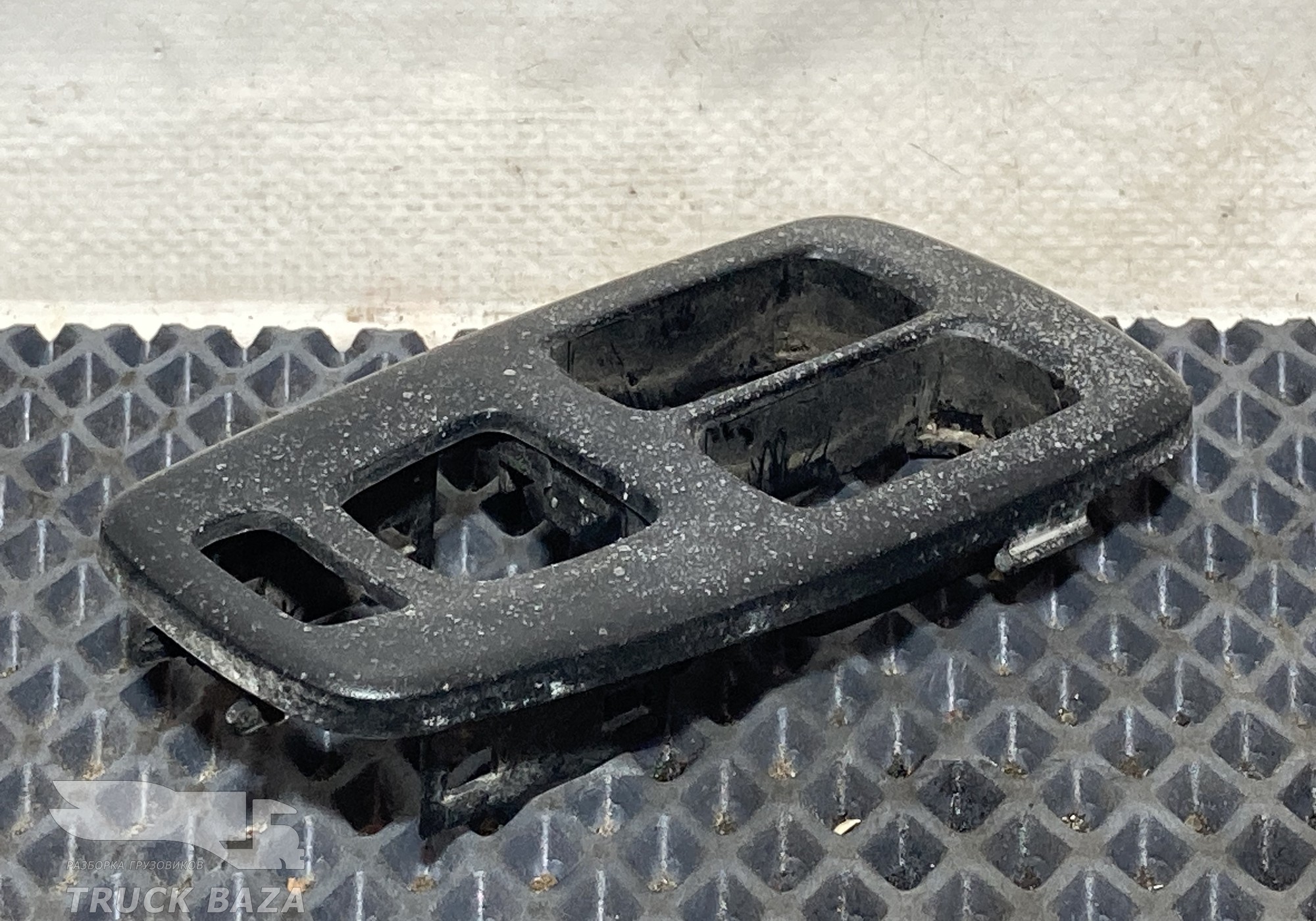 1445793 Рамка блока стеклоподъемников левый для Scania 5-series R (с 2004 по 2016)