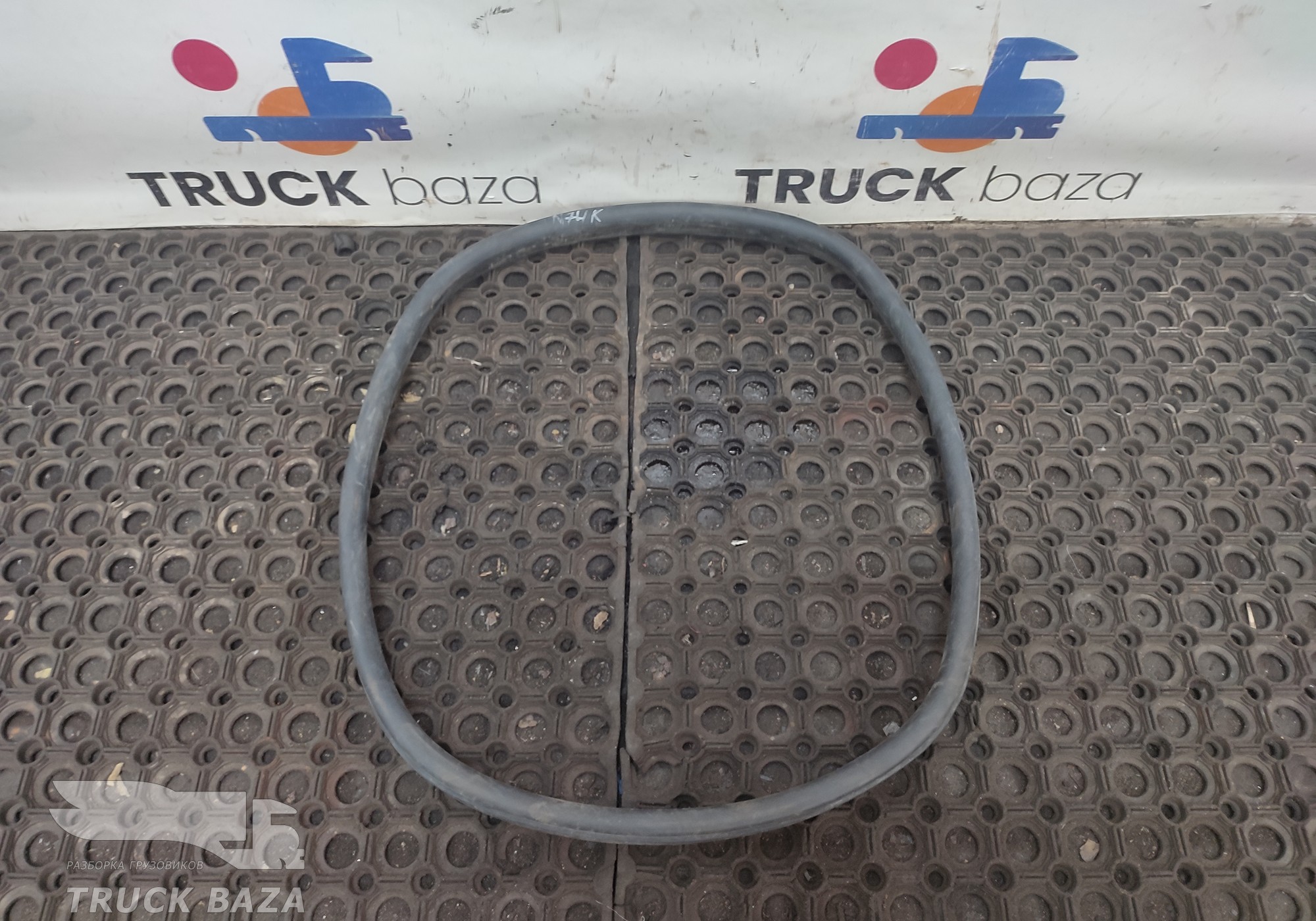 81669120227 Уплотнитель инструментального ящика