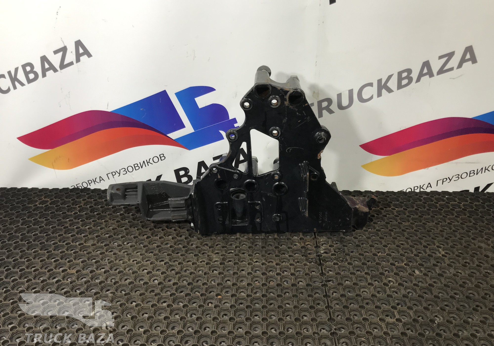 21116689 Кронштейн буксировочный левый для Renault T (с 2013)