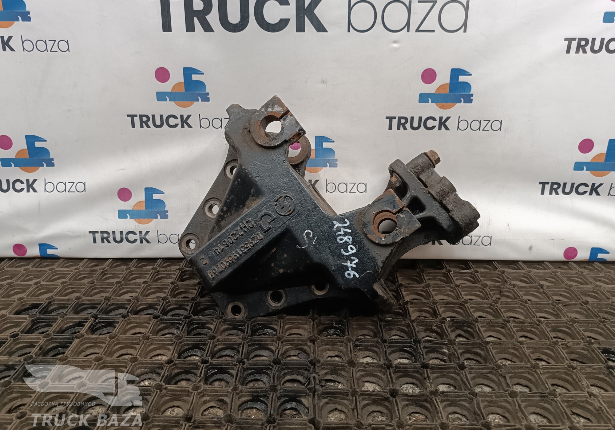 DZ95319690768 Кронштейн рессоры передней правый для Shacman X3000 (с 2014)