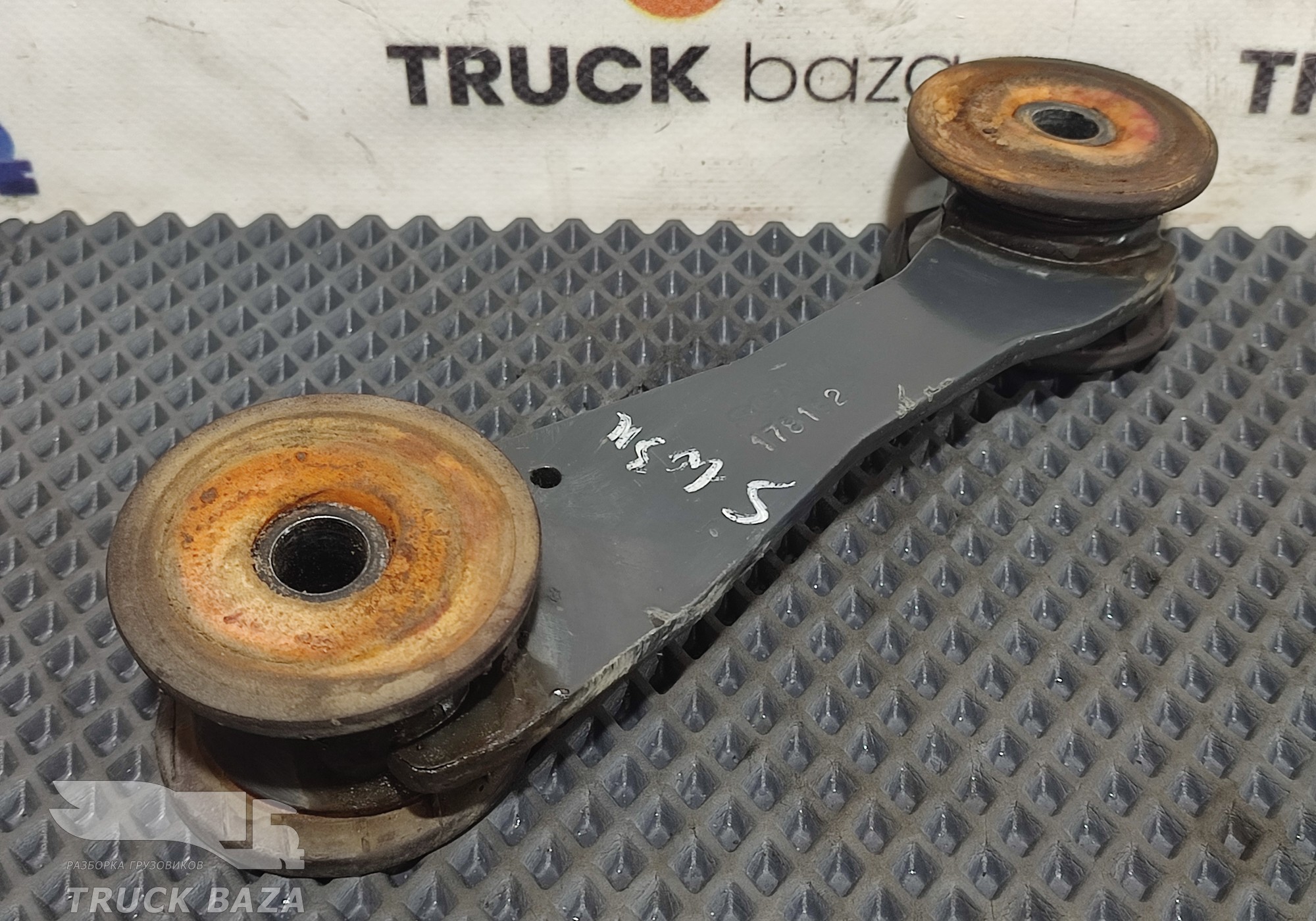 1781929 Кронштейн амортизатора кабины