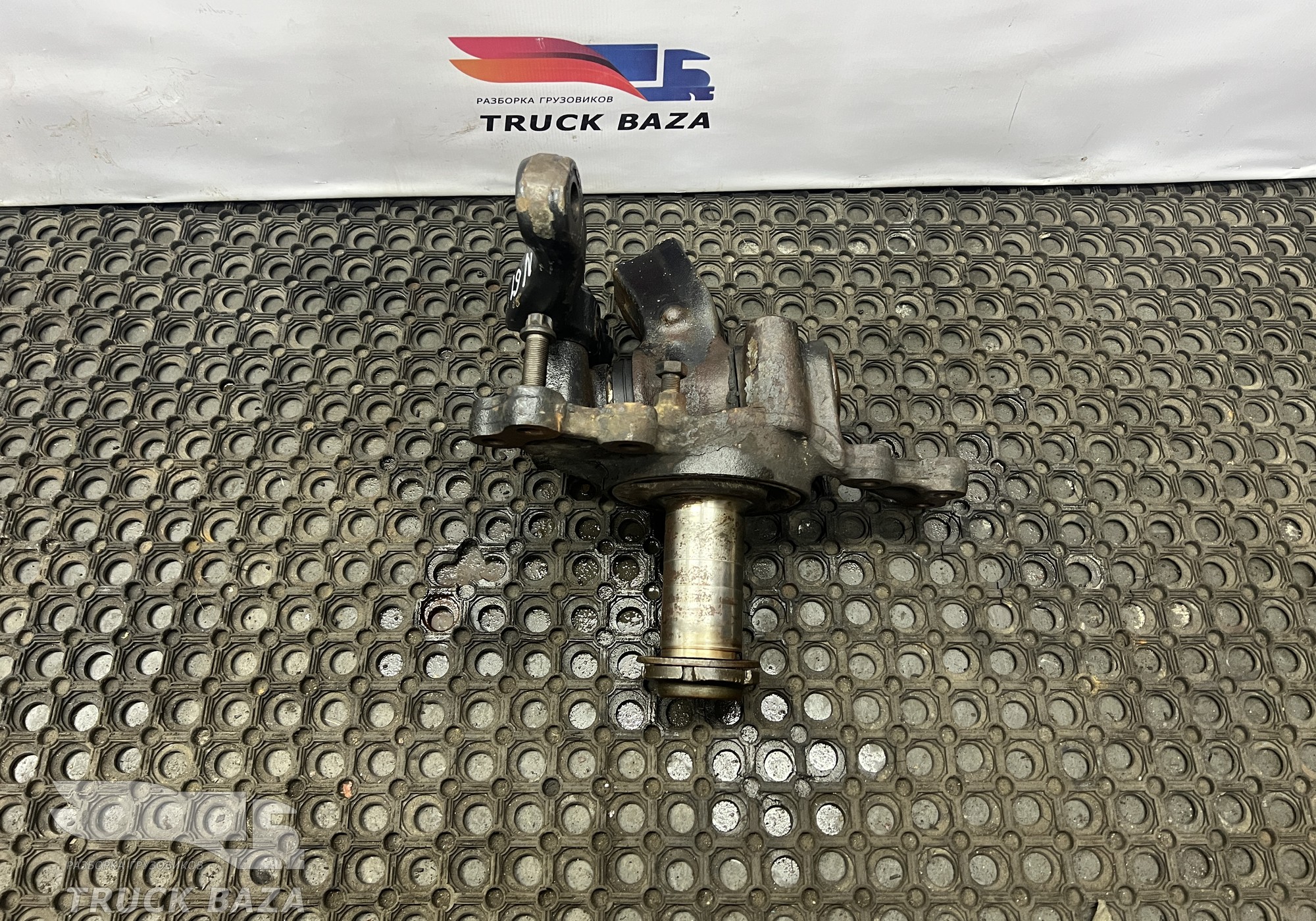 81442016302 Кулак поворотный правый