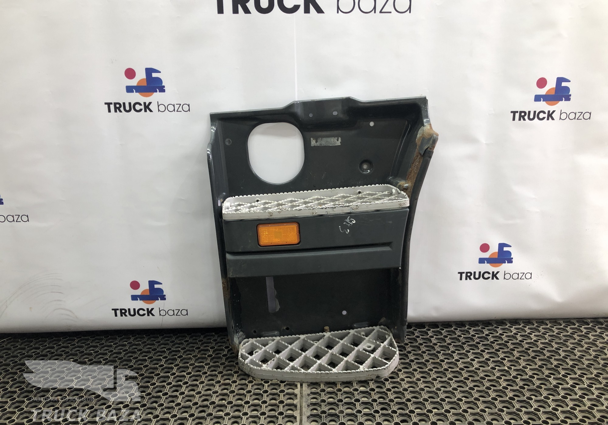 1854227 Корпус подножек левый